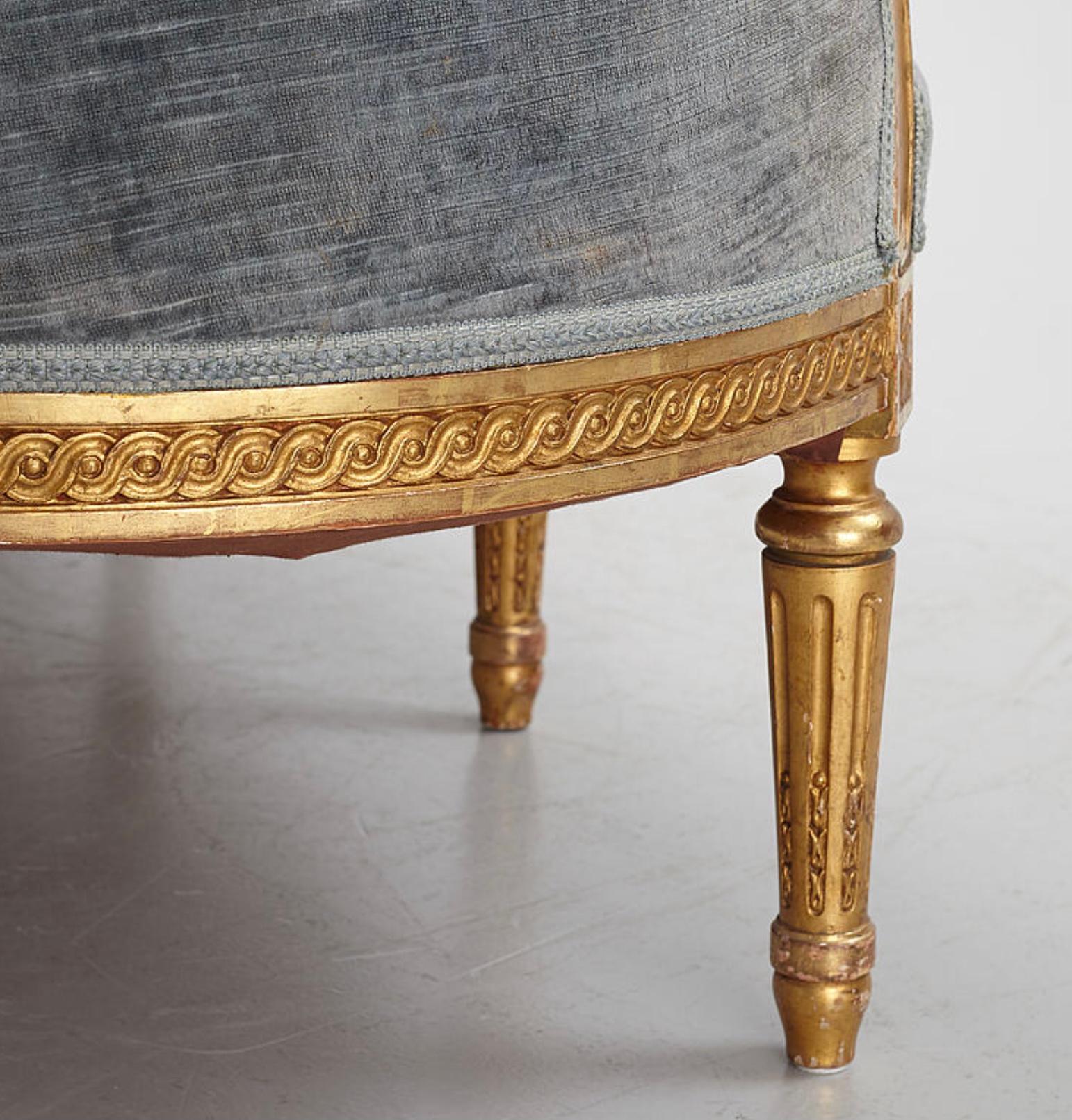 1900s Swedish Two-Seater Gustavian Style Gilt Velvet Sofa with Carved Decoration For Sale 3