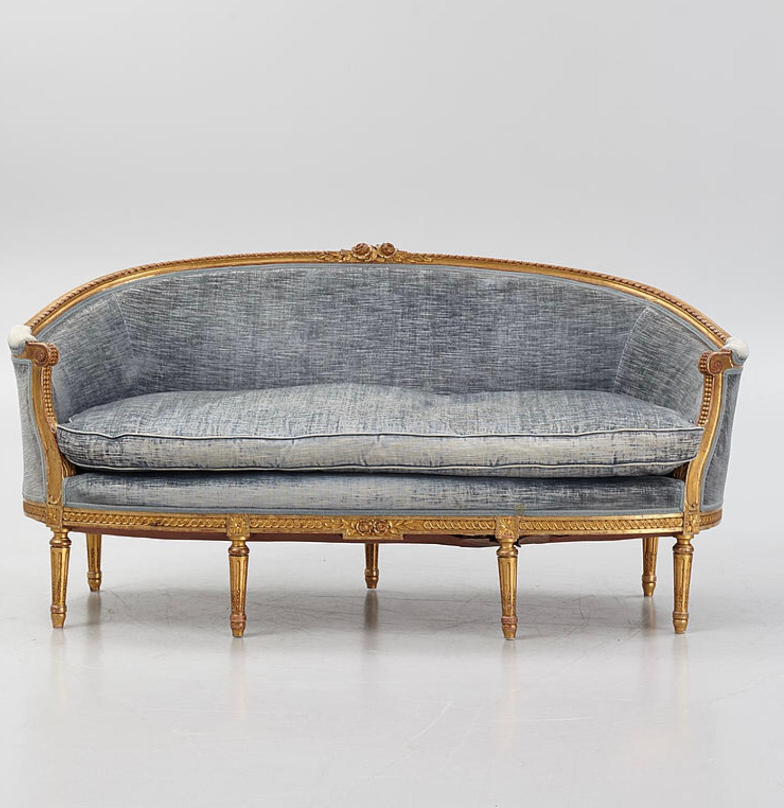 1900s Swedish Two-Seater Gustavian Style Gilt Velvet Sofa with Carved Decoration For Sale 4