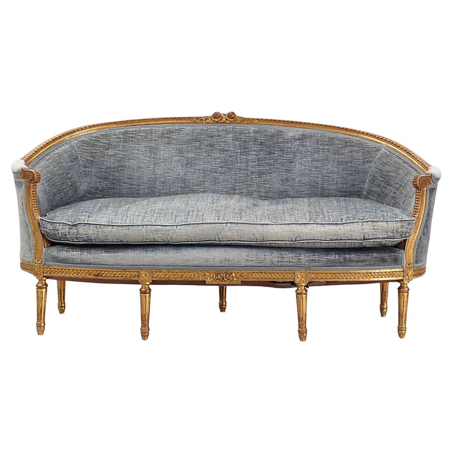 1900s Swedish Two-Seater Gustavian Style Gilt Velvet Sofa with Carved Decoration For Sale