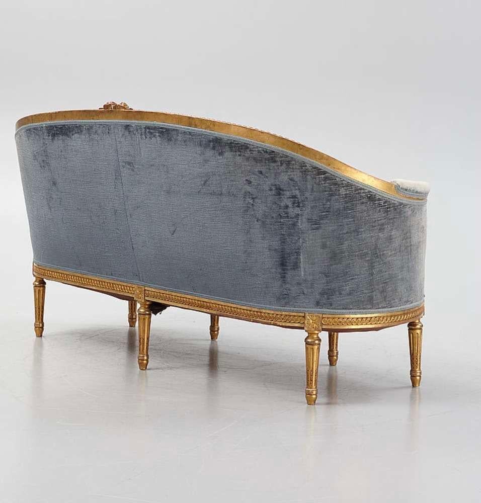 1900s Swedish two seater Gustavian style velvet sofa with carved decoration In Good Condition In London, GB