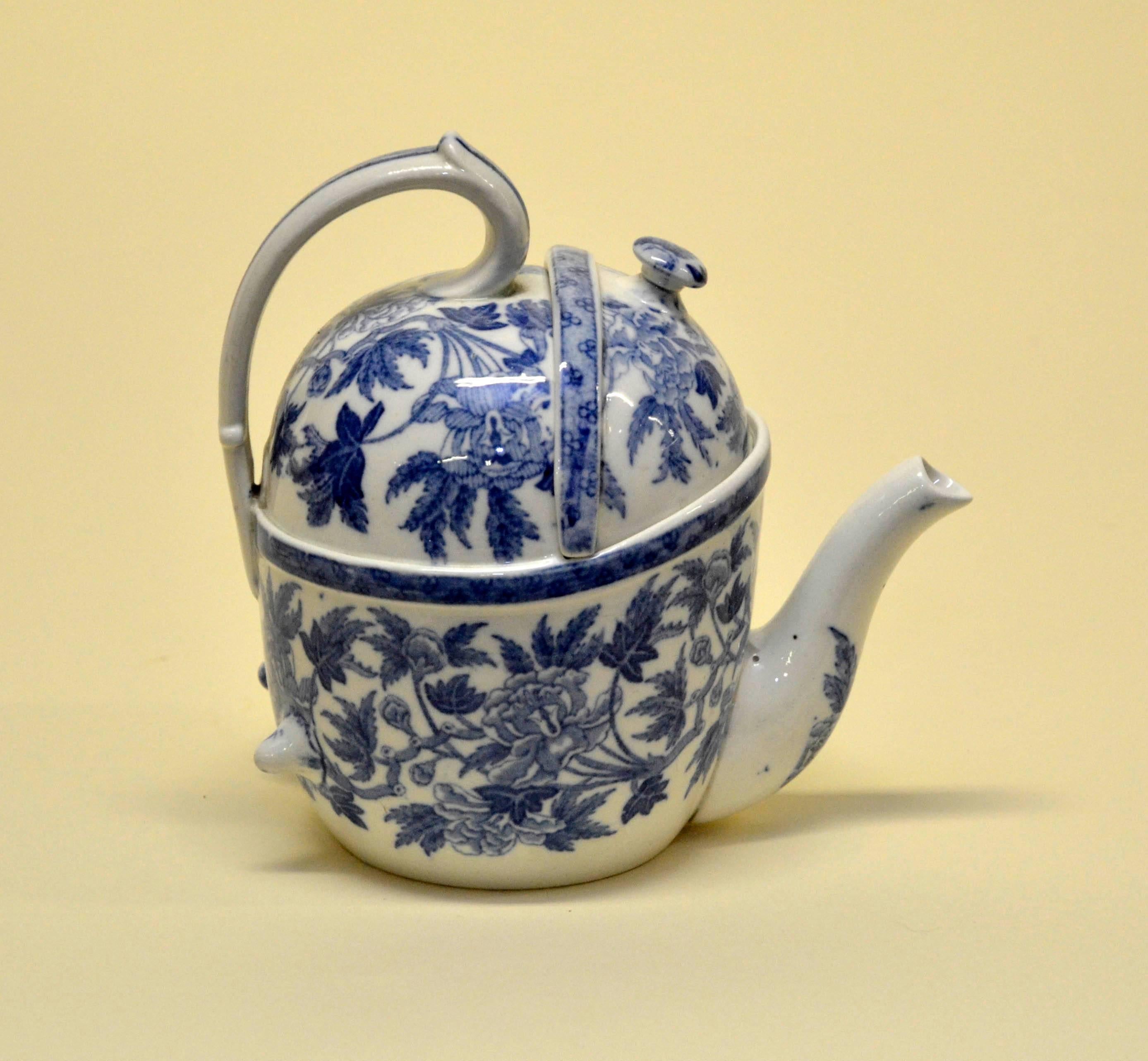 Rare Wedgwood earthenware two positions S.YP. Simple Yet Perfect patent teapot and lid in pristine condition, not restored and ready to be used to brew two tea cups.
On base: in blue a garland that crosses the entire base: 