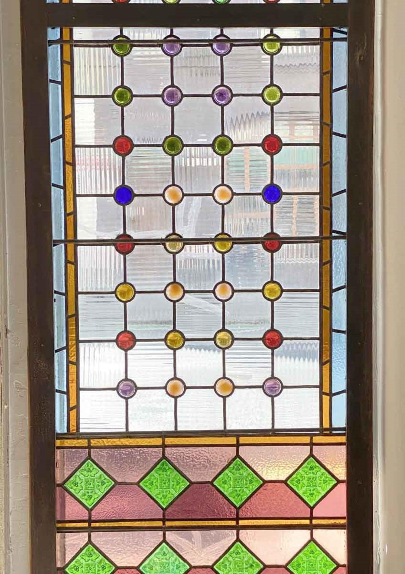 1900s Tall Victorian Stained Glass Window 61 Round Jewels im Zustand „Relativ gut“ im Angebot in New York, NY