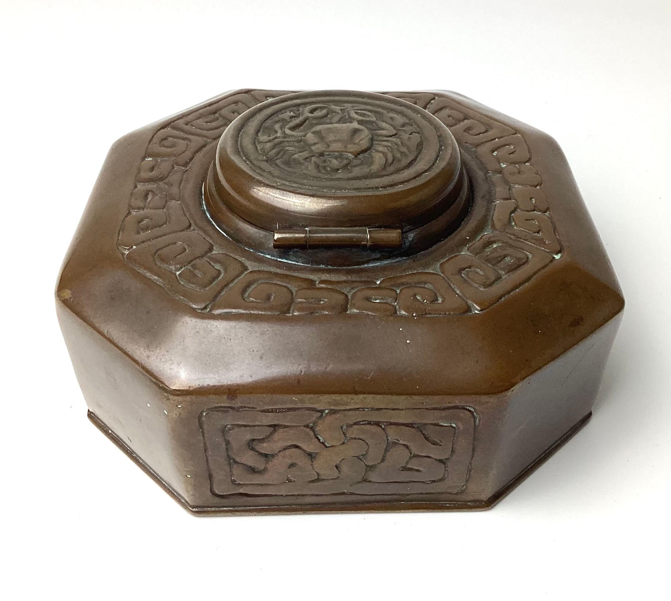 Arts and Crafts Calamaio in bronzo Zodiac 1900s Tiffany Studios New York in vendita