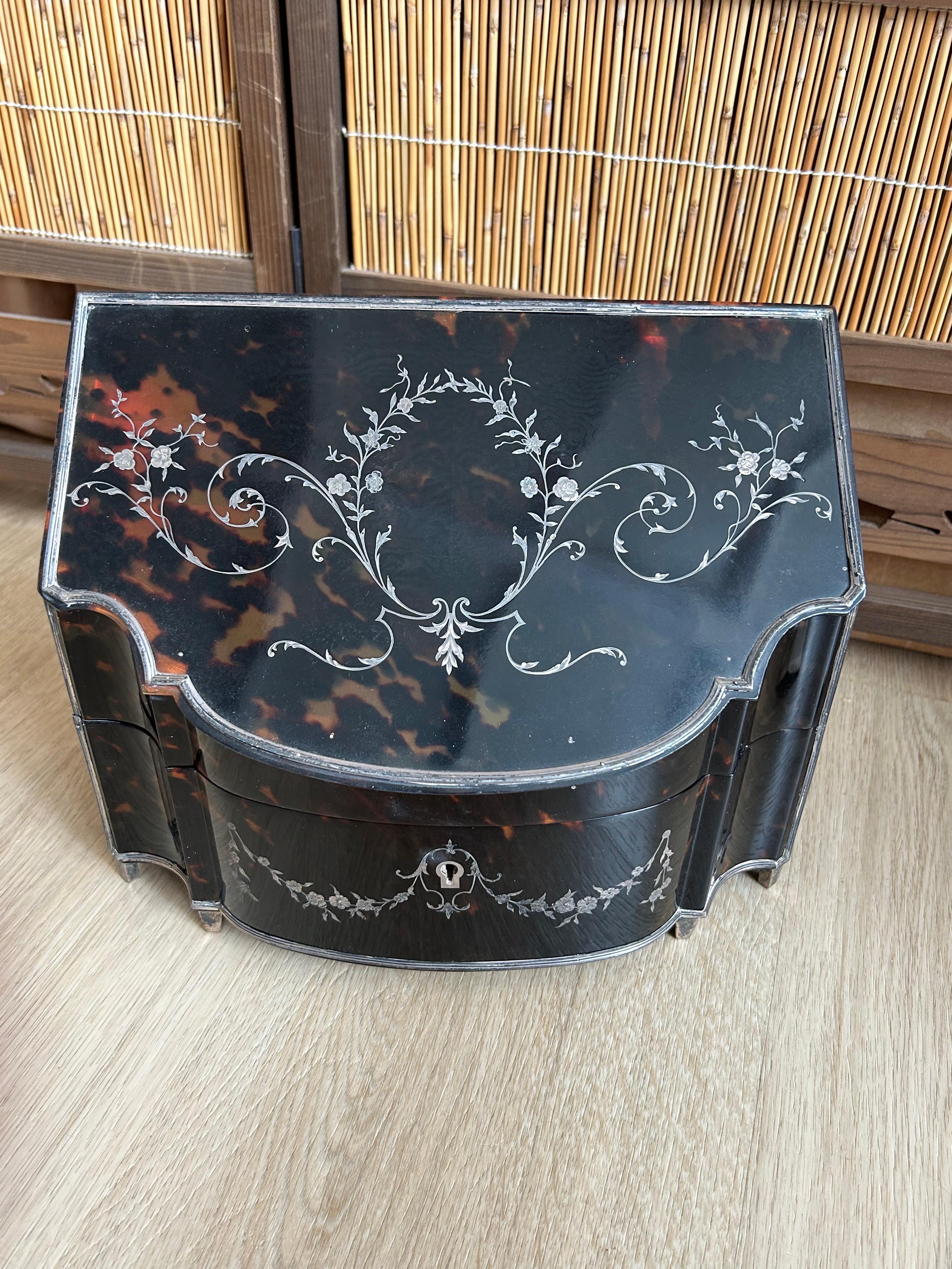 1900's Tortoiseshell and Silver Pique Work Letter Box In Good Condition For Sale In Hong Kong, HK