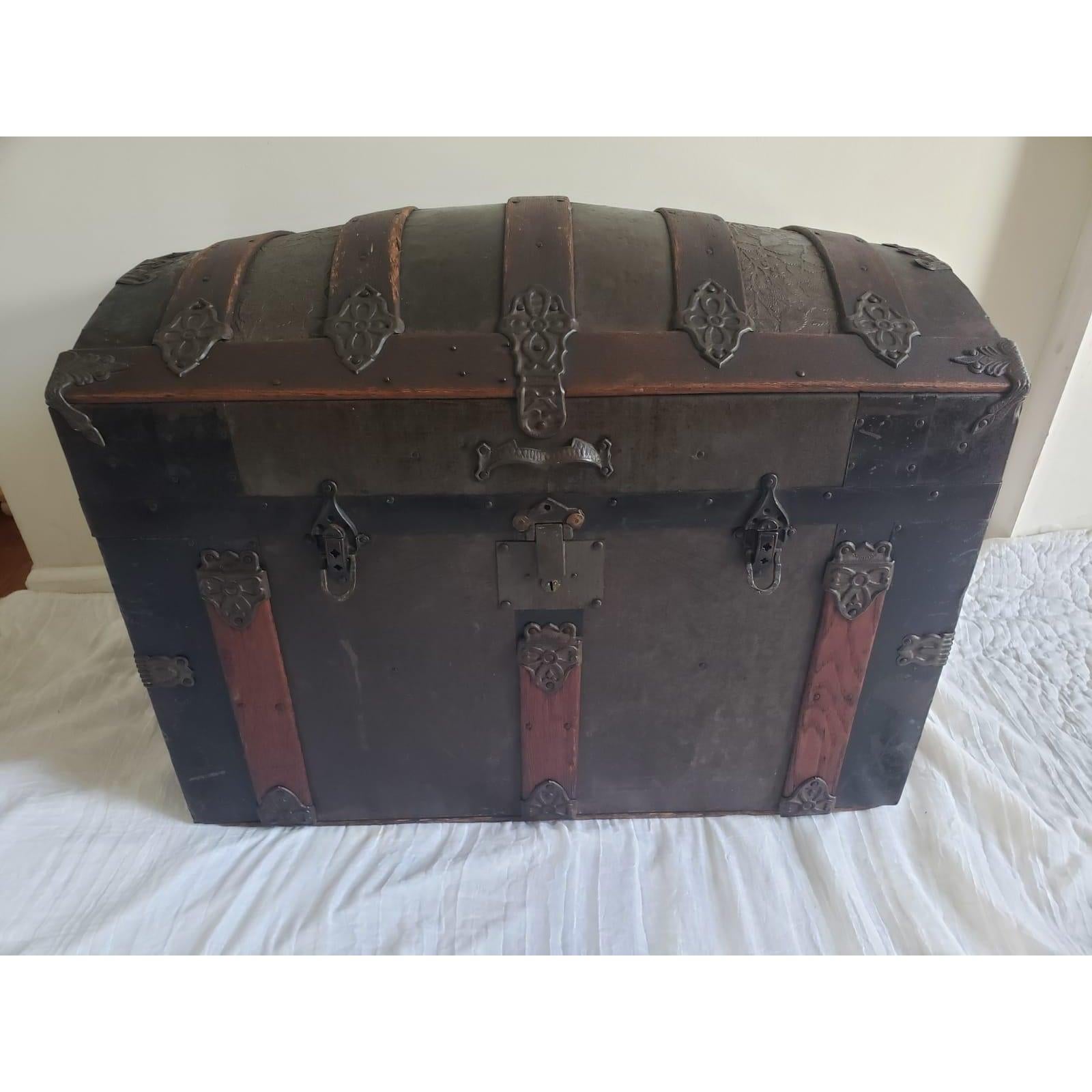 Metal 1900s Traditional Dome Top Steamer Trunk
