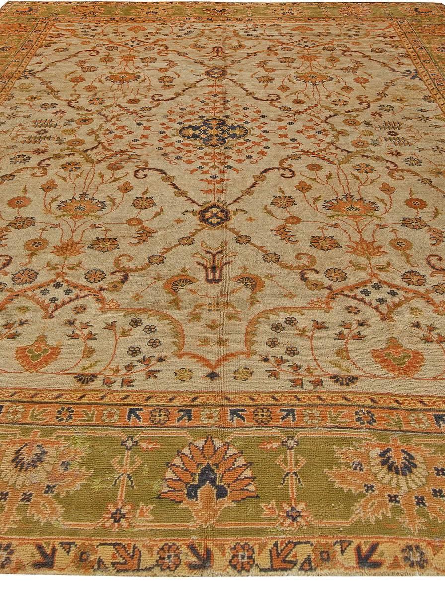 1900s Turkish Oushak Floral Handmade Wool Rug In Good Condition For Sale In New York, NY