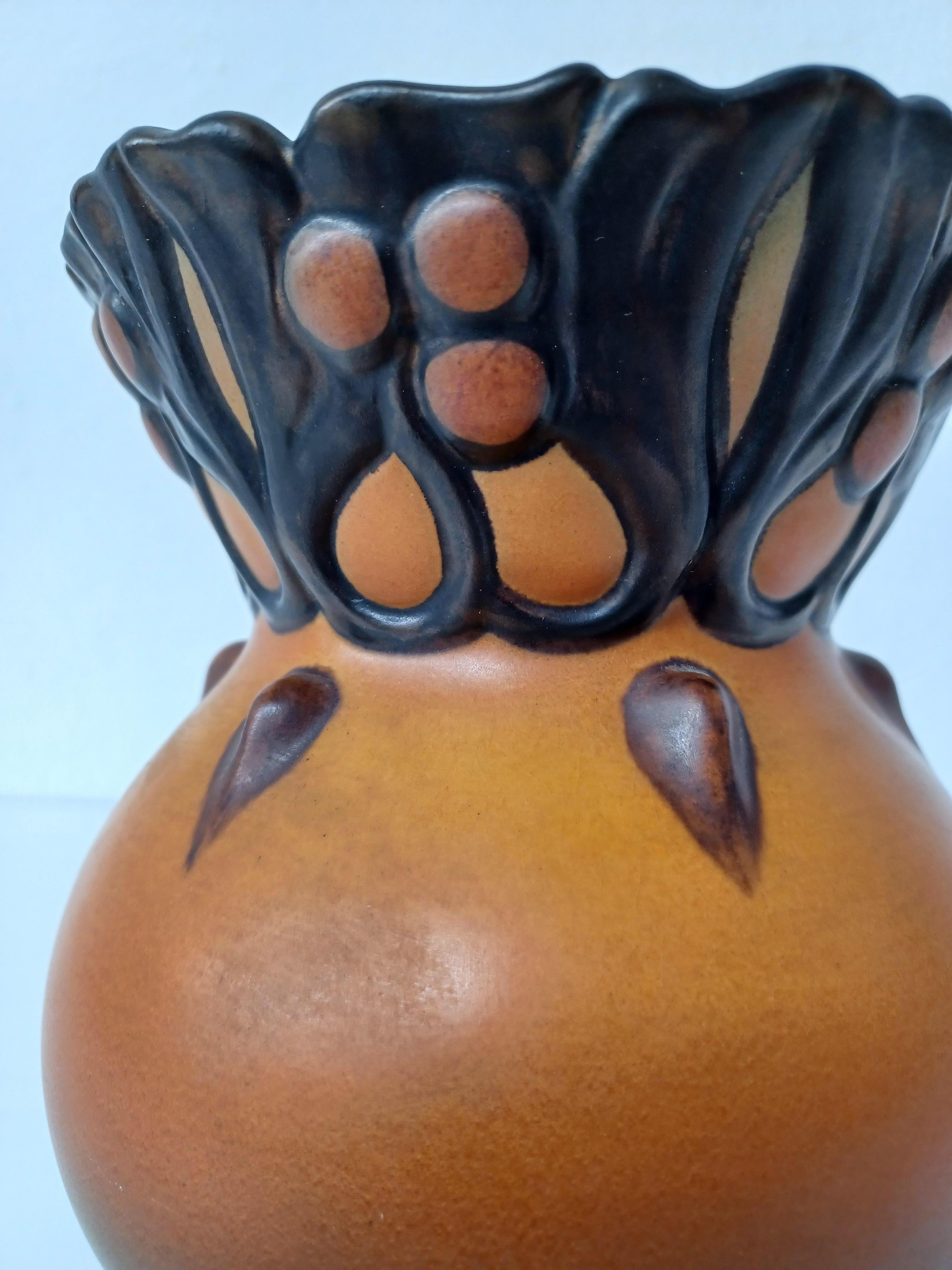 Ceramica Due vasi danesi Art Nouveau del 1900 realizzati a mano da P. Ipsens Enke in vendita
