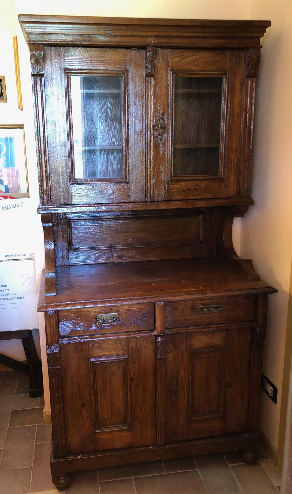 Typical Tuscan showcase, rustic Italian, in fir, consisting of base and riser. Honey color.
In ancient times the piece of furniture had been painted green and about 30 years ago it was sandblasted to bring back the color of the natural wood.
It is