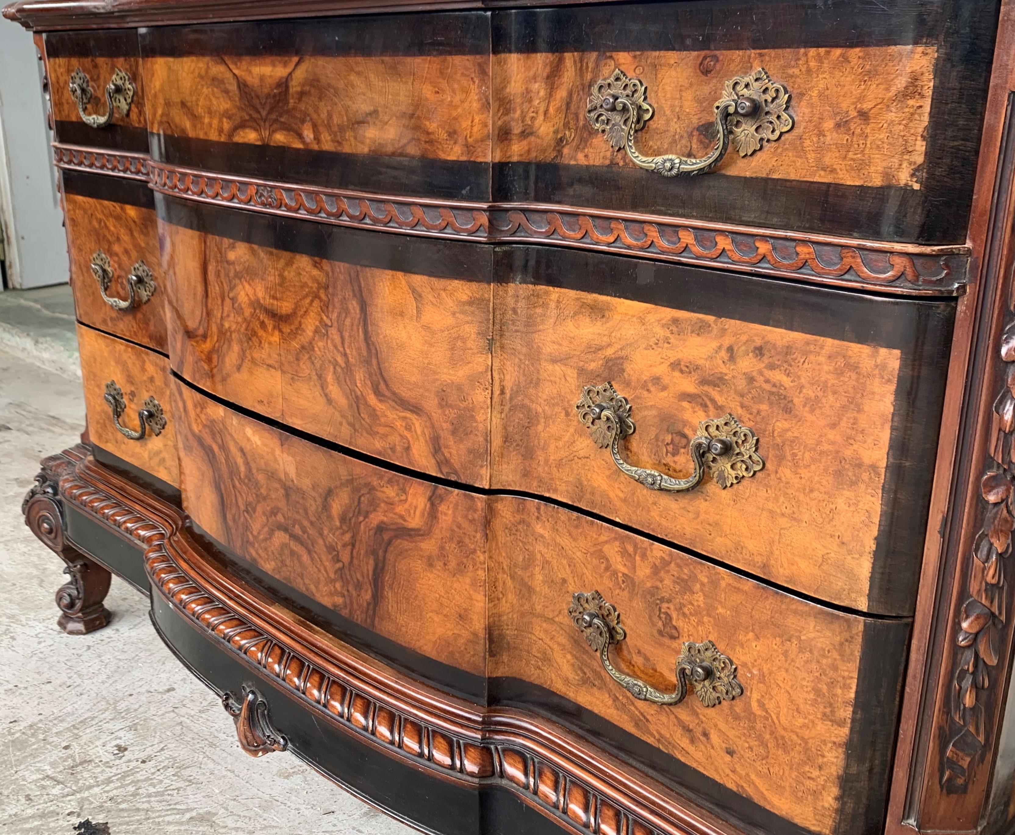 1900s Venetian Baroque Dresser with mirror in Burl Walnut with Ebonized Details For Sale 4