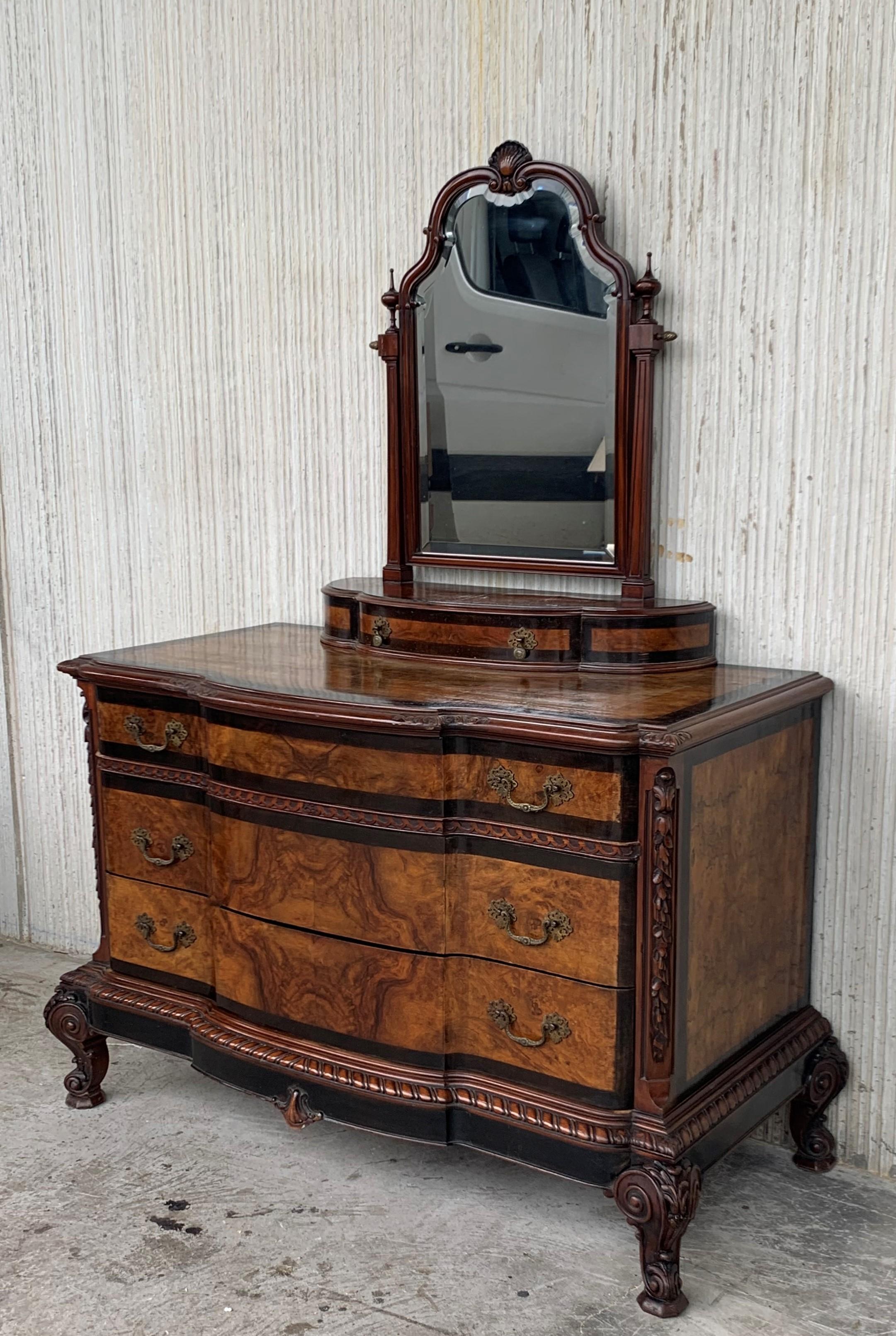 A elegant serpentine Venetian 1900s Baroque commode chest of drawers in ebonized hand carved walnut and walnut veneered, drawers and top with molded edges , raised on a plinth base resting on bracket feet.
Bronze burnished handles
Restored and