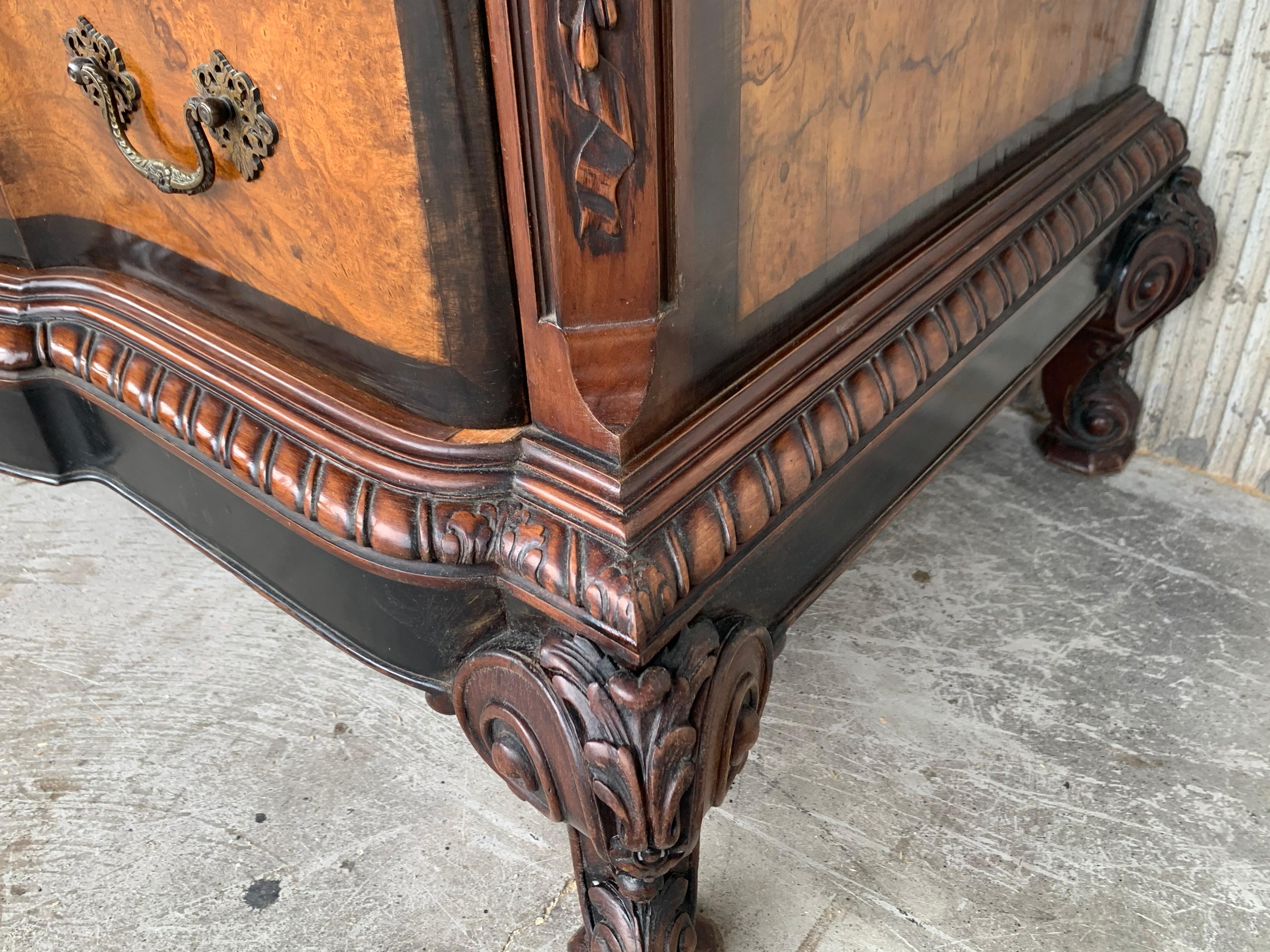 1900s Venetian Baroque Dresser with mirror in Burl Walnut with Ebonized Details For Sale 10