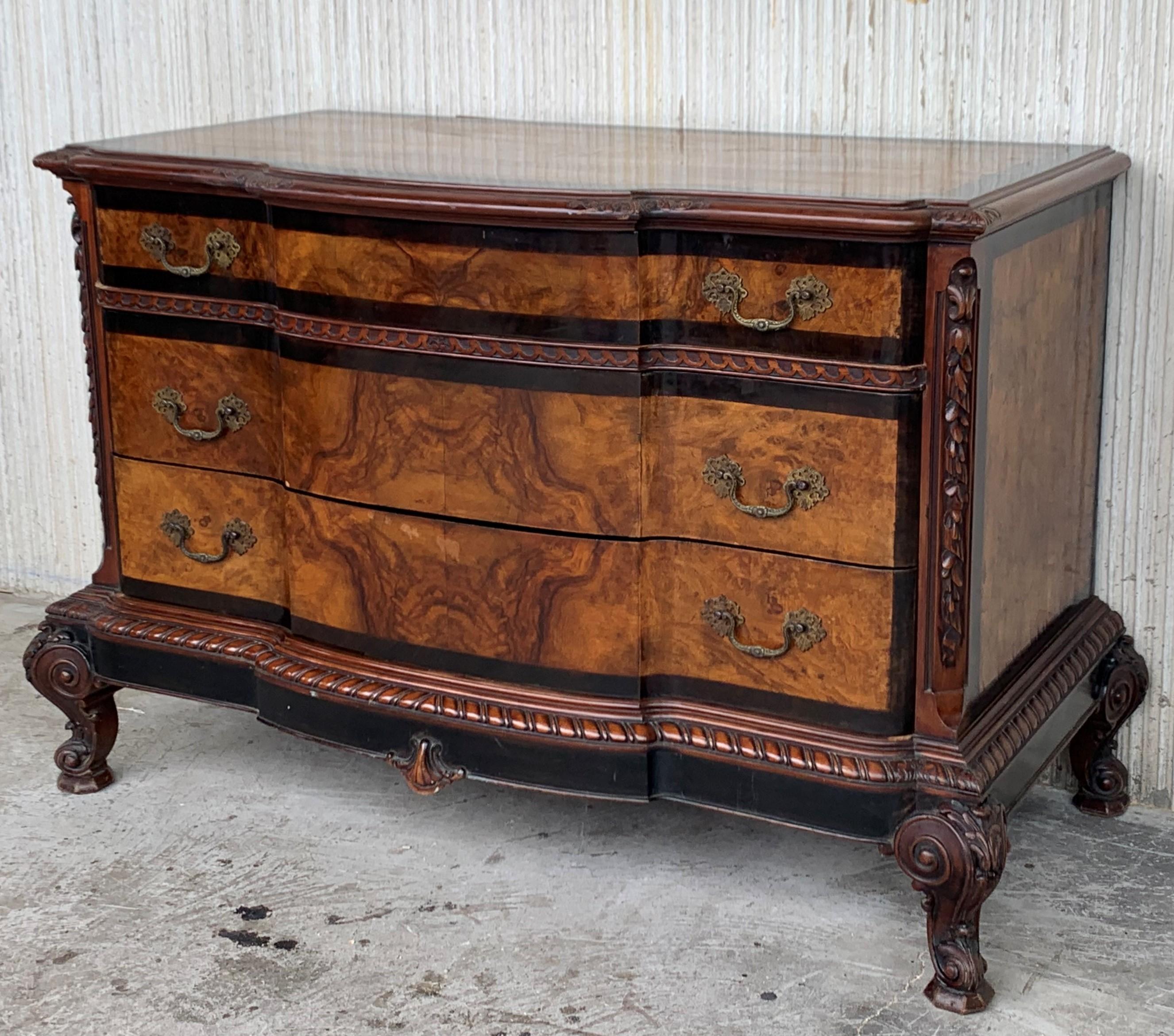 1900s Venetian Baroque Dresser with mirror in Burl Walnut with Ebonized Details In Good Condition For Sale In Miami, FL