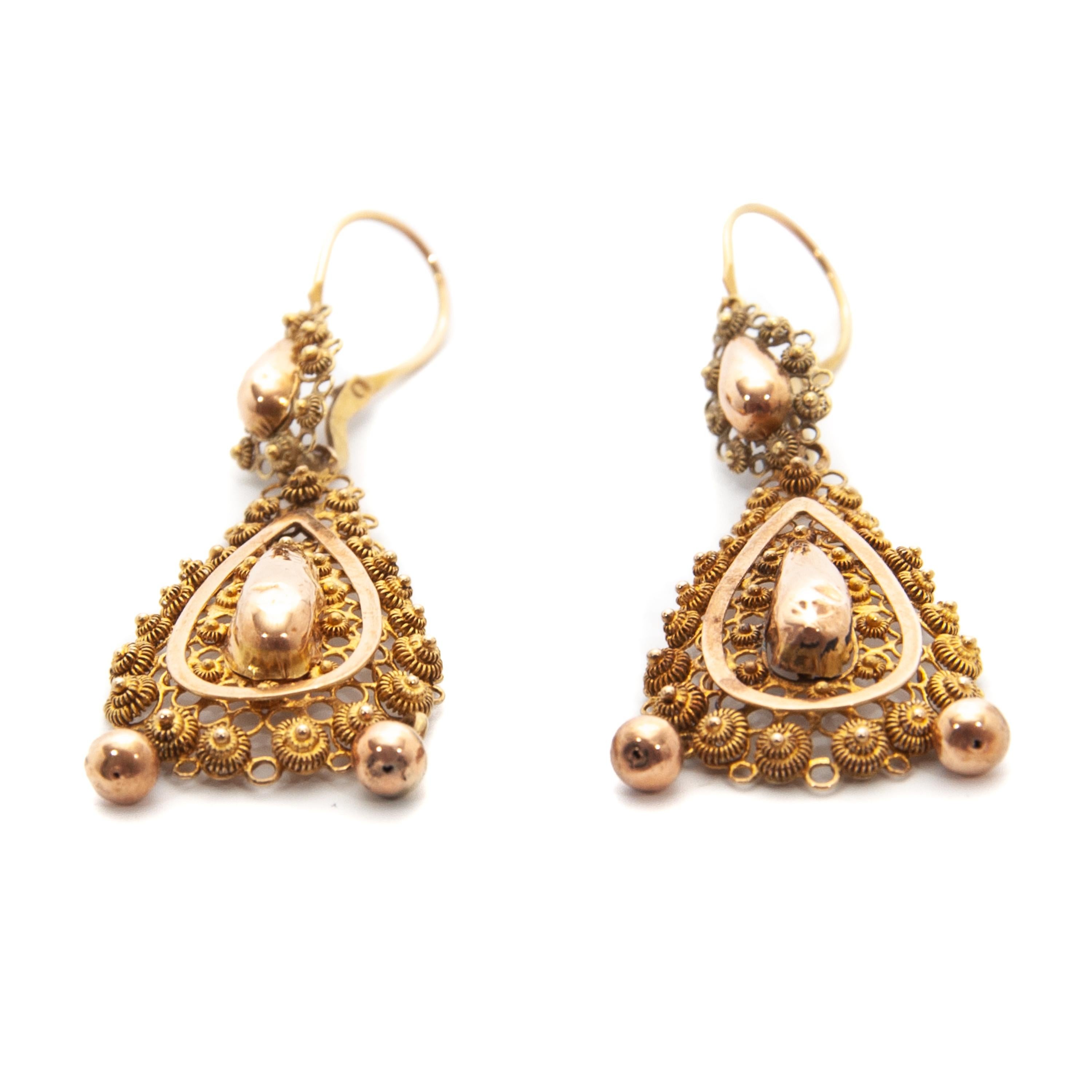 Antike 14 Karat Gelbgold durchbrochene baumelnde Ohrringe Damen im Angebot