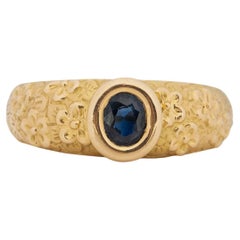 Bague victorienne des années 1900 en or 18 carats avec saphir solitaire gravé et gaufré à motifs floraux