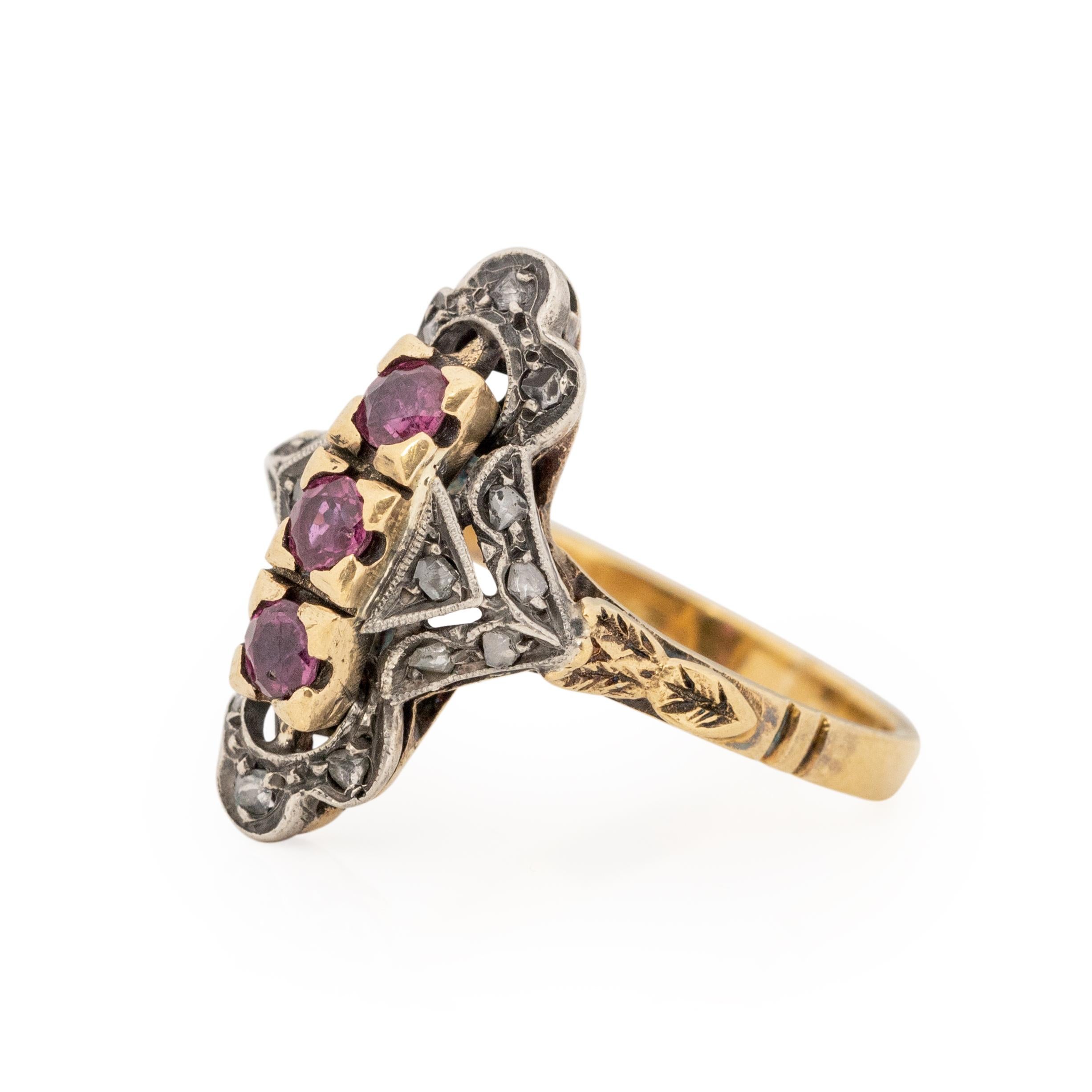 1900's Victorian Two Tone 18K Antique Three Stone Ruby Shield Ring In Good Condition In Addison, TX