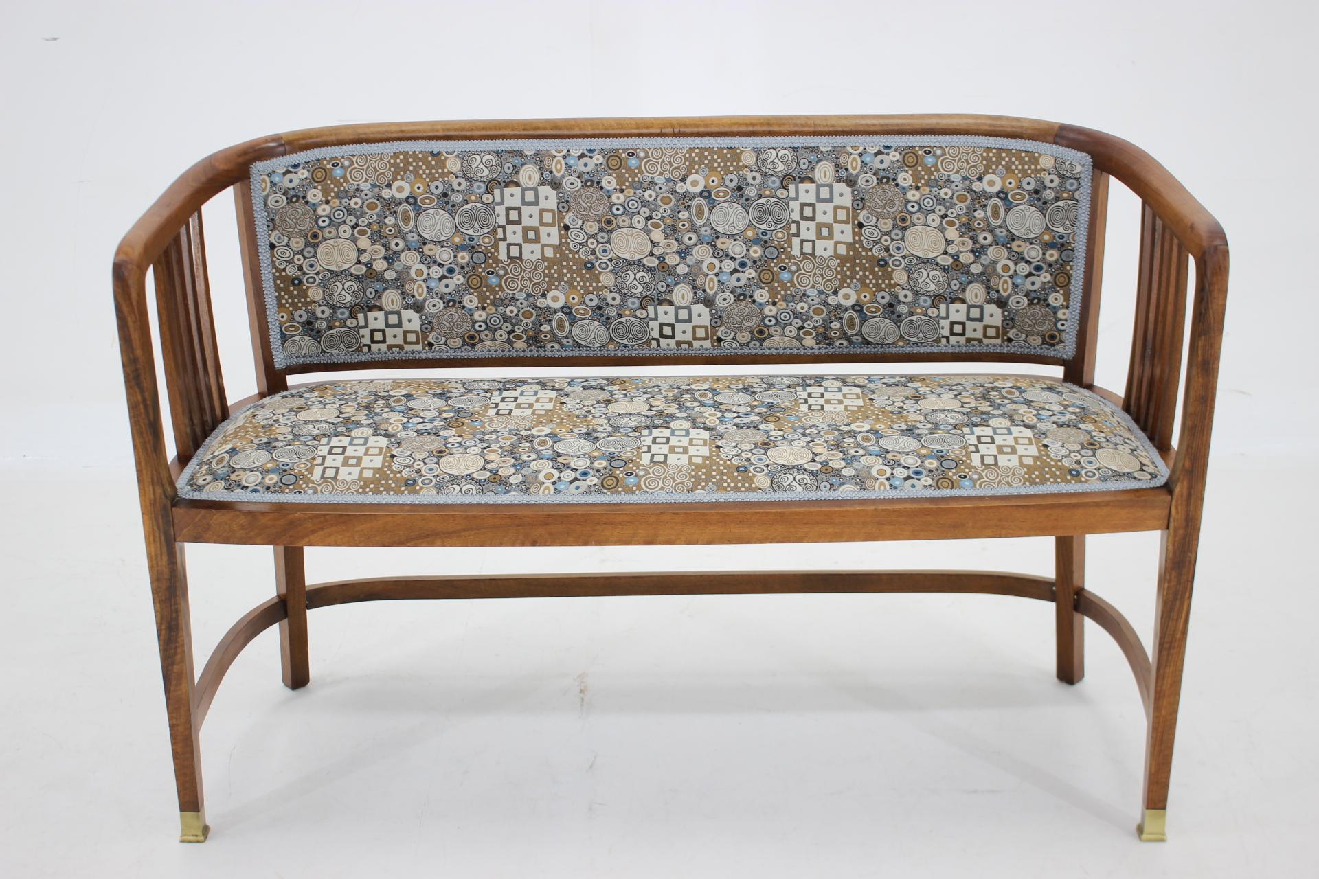  - sorgfältig überholt -
-  Professionell neu gepolstert mit einem von Gustav Klimt entworfenen Qualitätsstoff 
- Höhe des Sitzes 45 cm