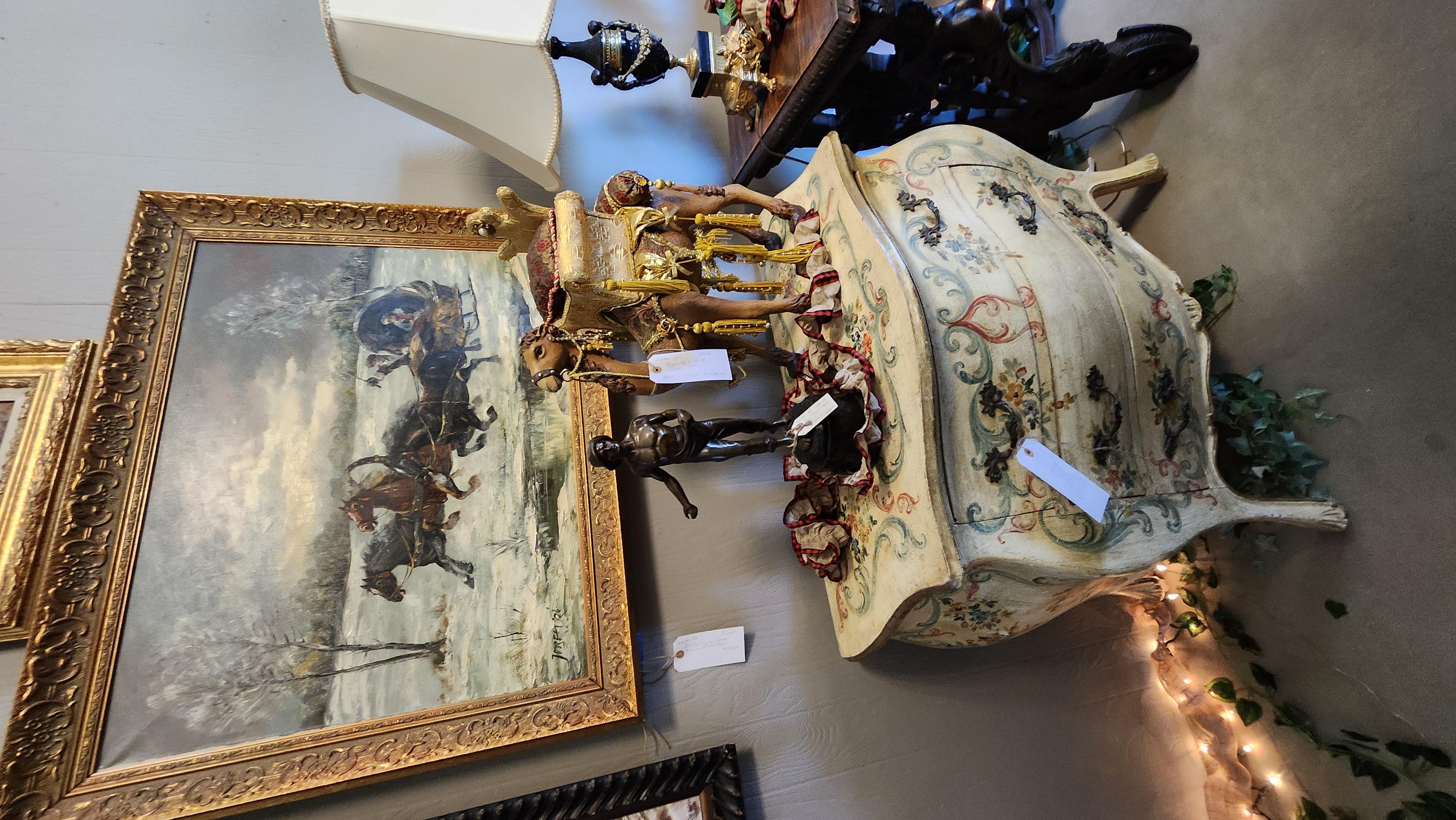 20ième siècle Commode vénitienne ancienne des années 1900, dorée à la feuille, peinte et décorée de bombes ! en vente