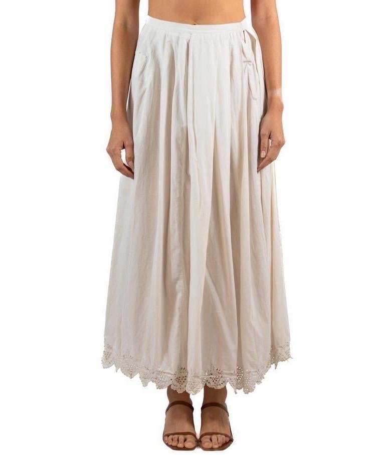 1900S White Antique Organic Linen Skirt With Hand-Embroidered Lace Hem In Excellent Condition For Sale In New York, NY
