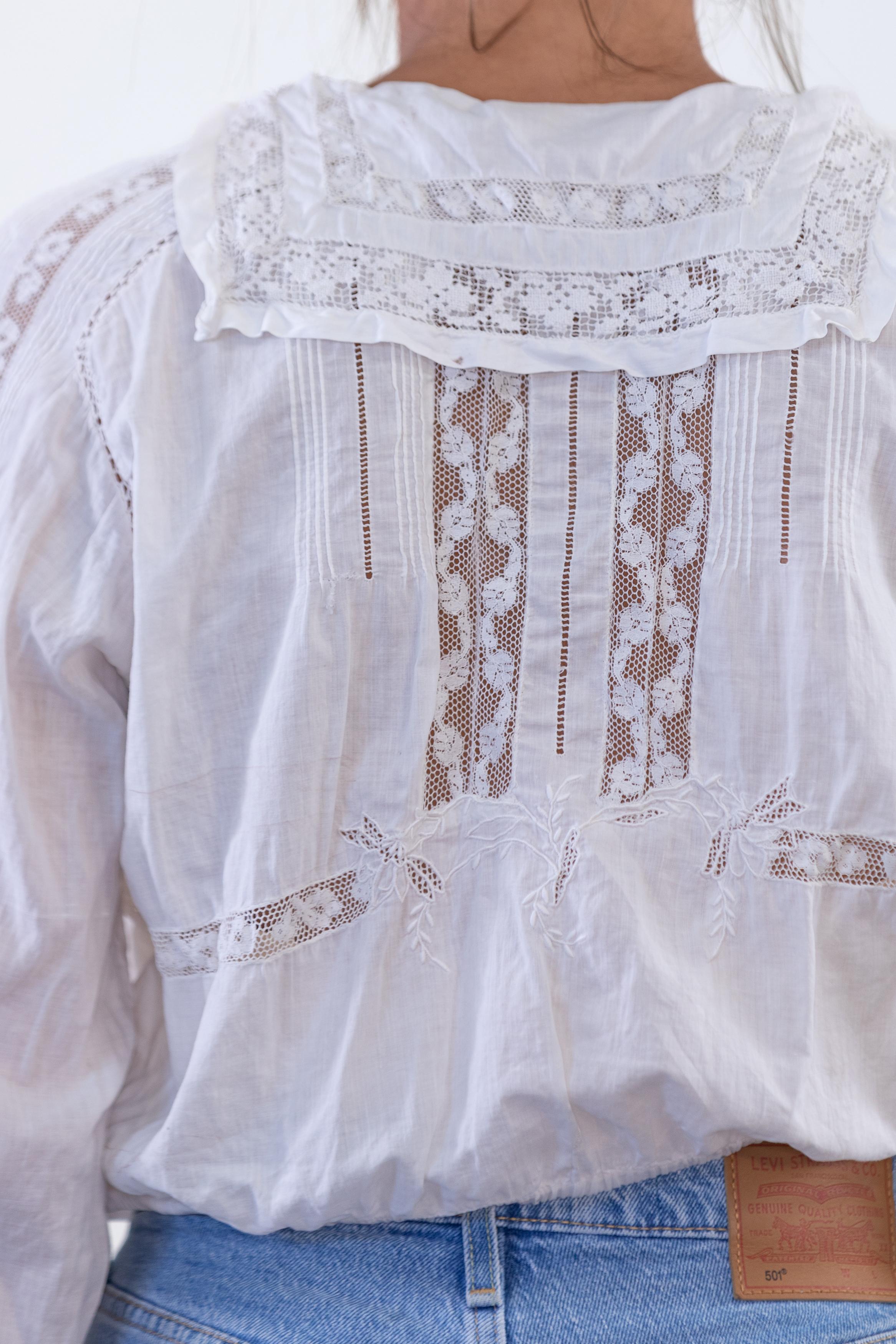 1900er Handgefertigte Bluse aus weißer Baumwolle, Voile und Spitze im Angebot 2
