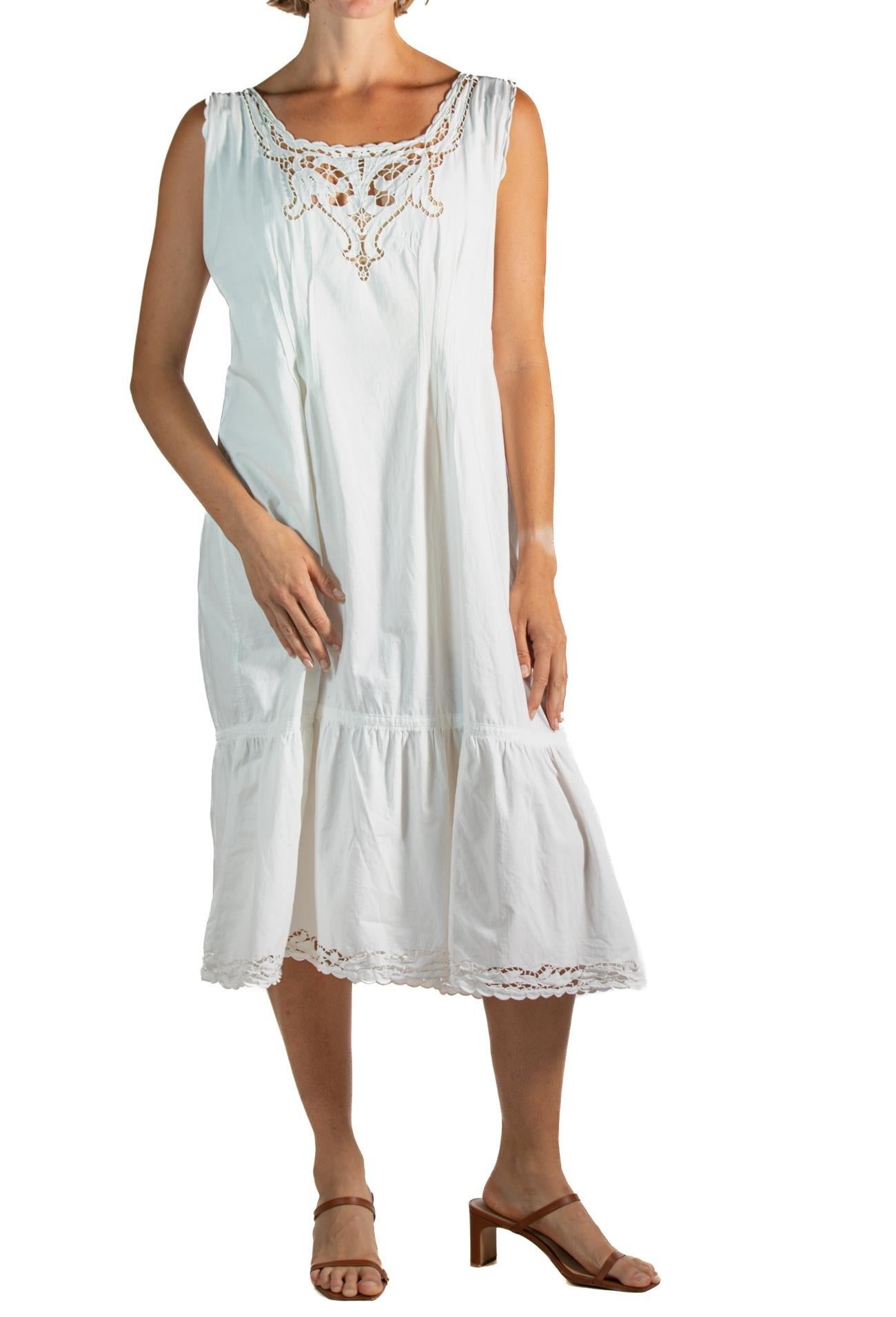1900S White Organic Cotton & Lace Dress In Excellent Condition For Sale In New York, NY