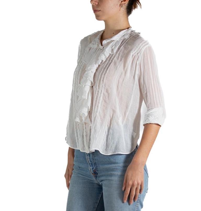 1900S White Organic Cotton Ruffled Blouse With Cute Patches And Floral Embroide In Excellent Condition For Sale In New York, NY