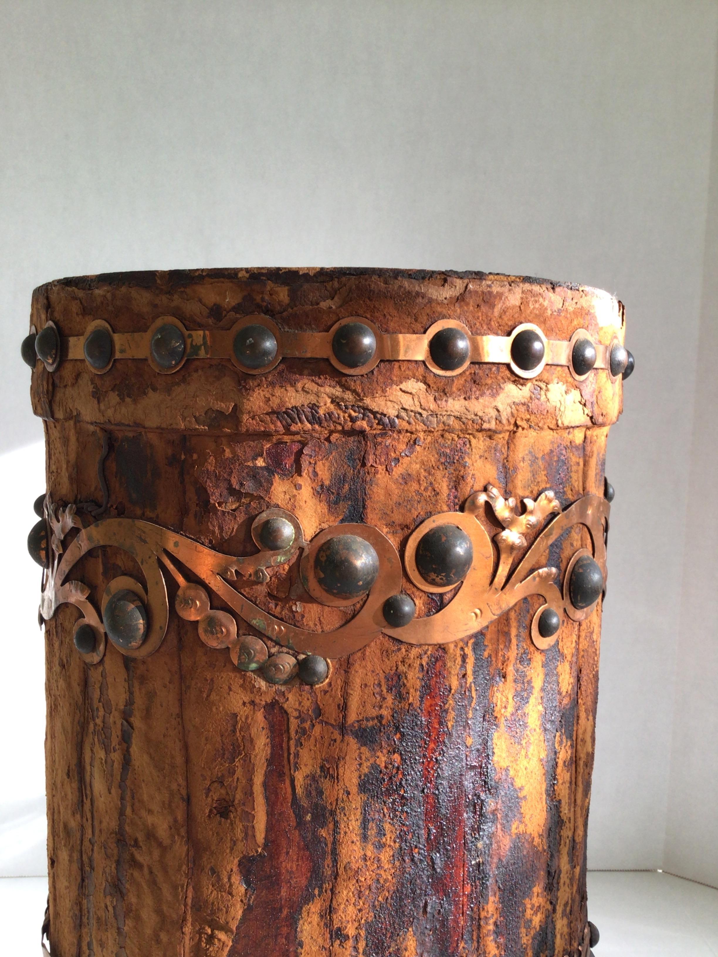 Portaombrelli in Wood e pelle scamosciata del 1900 con accenti di rame
Scamosciato mancante (come mostrato nelle immagini)
Piedini a sfera in rame
