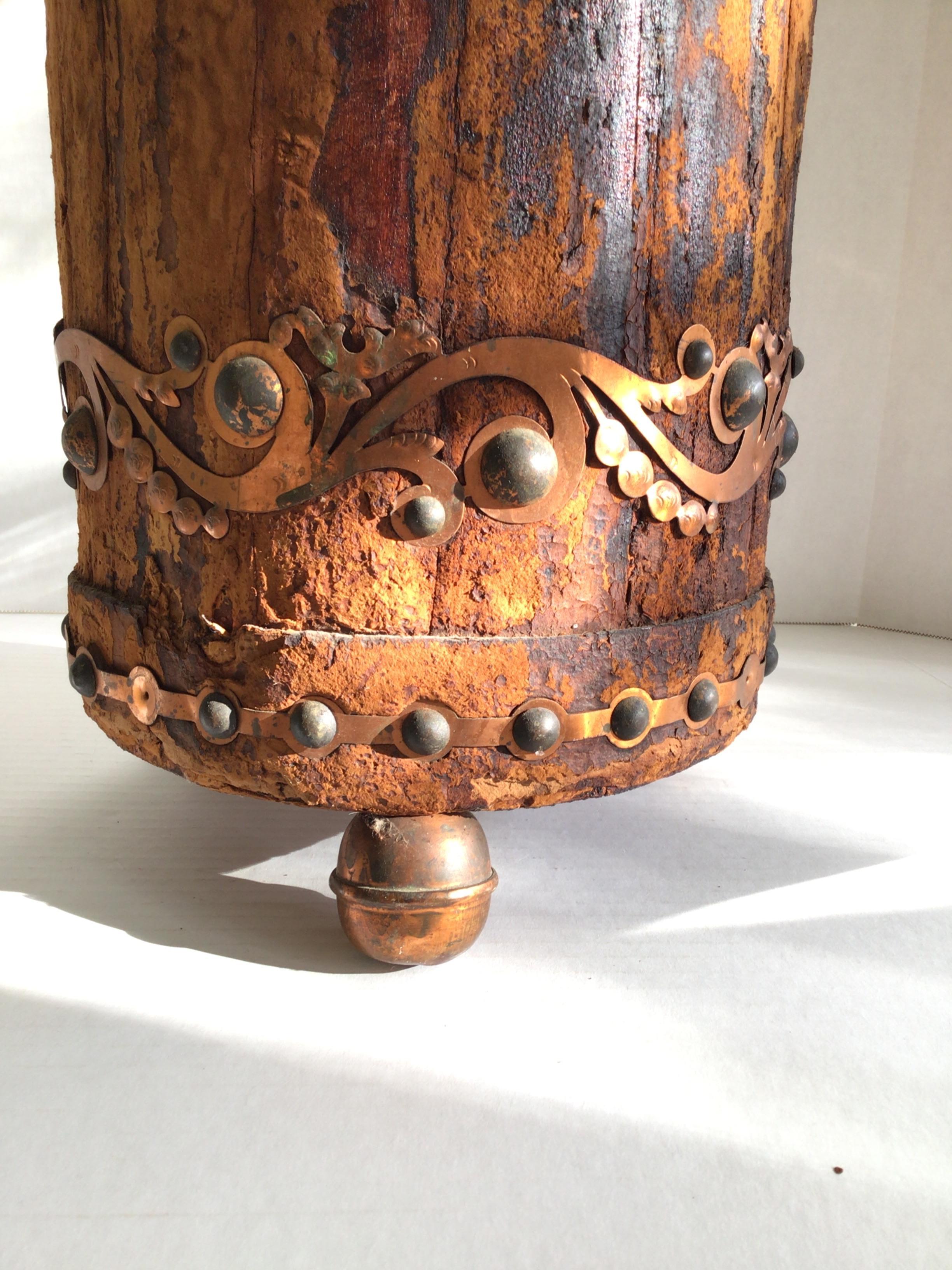 Fatto a mano Portaombrelli in Wood e pelle scamosciata del 1900 con accenti di rame in vendita