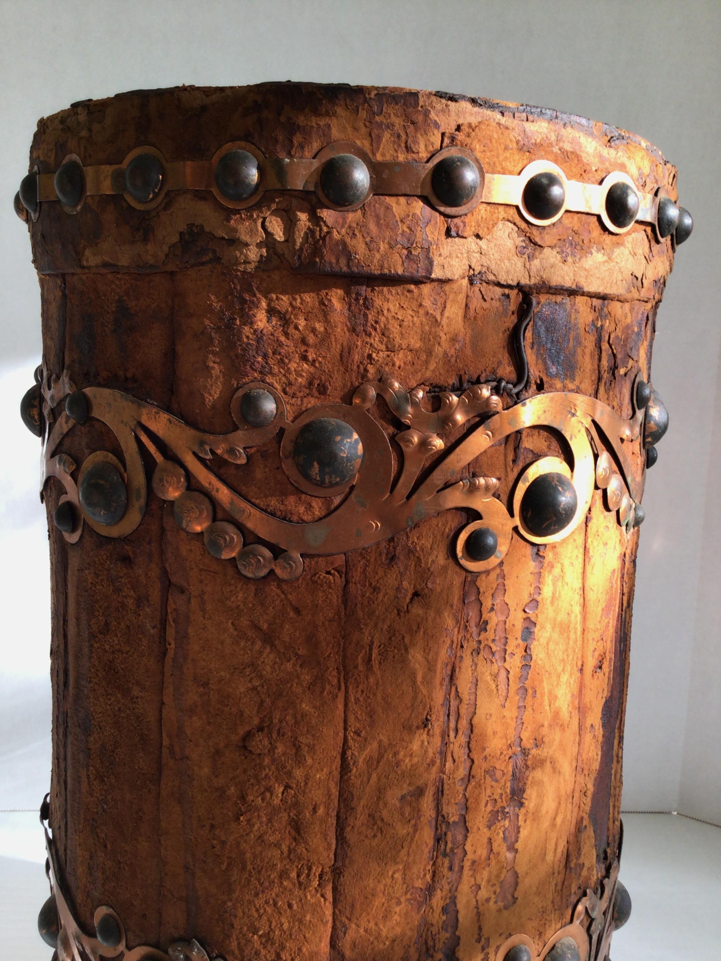 Portaombrelli in Wood e pelle scamosciata del 1900 con accenti di rame In condizioni buone in vendita a Tarrytown, NY