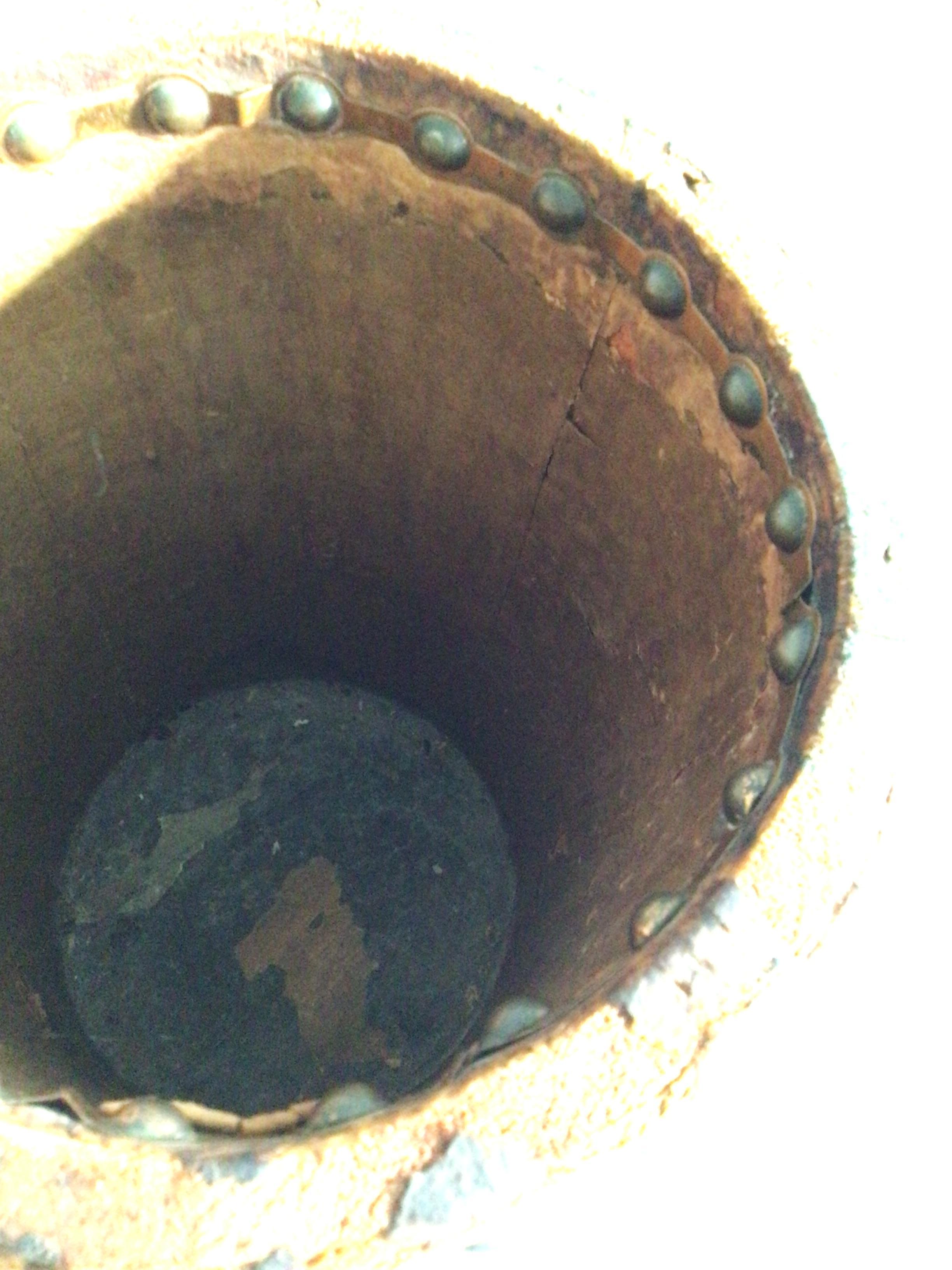 Inizio XX secolo Portaombrelli in Wood e pelle scamosciata del 1900 con accenti di rame in vendita