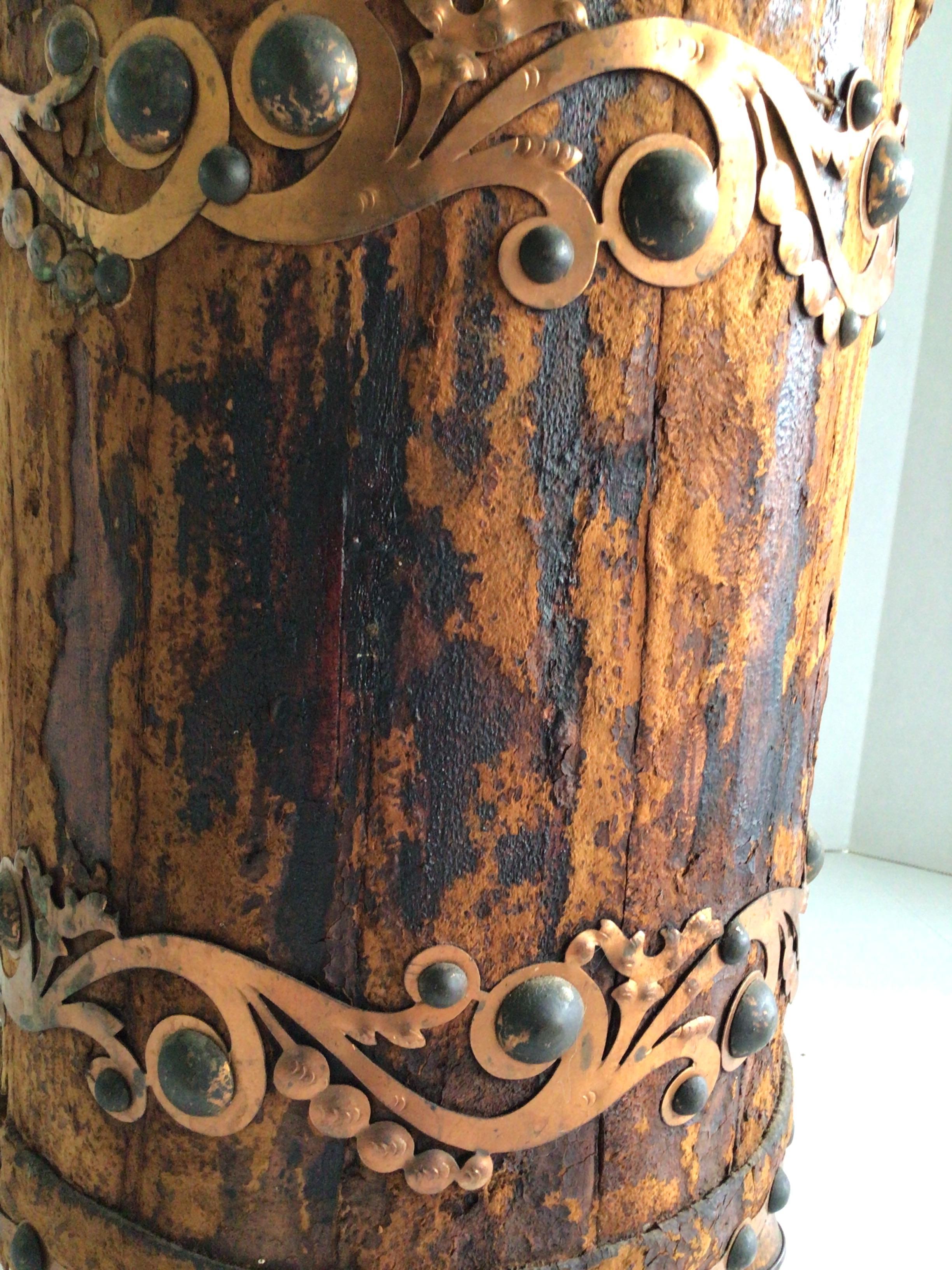 Portaombrelli in Wood e pelle scamosciata del 1900 con accenti di rame in vendita 2