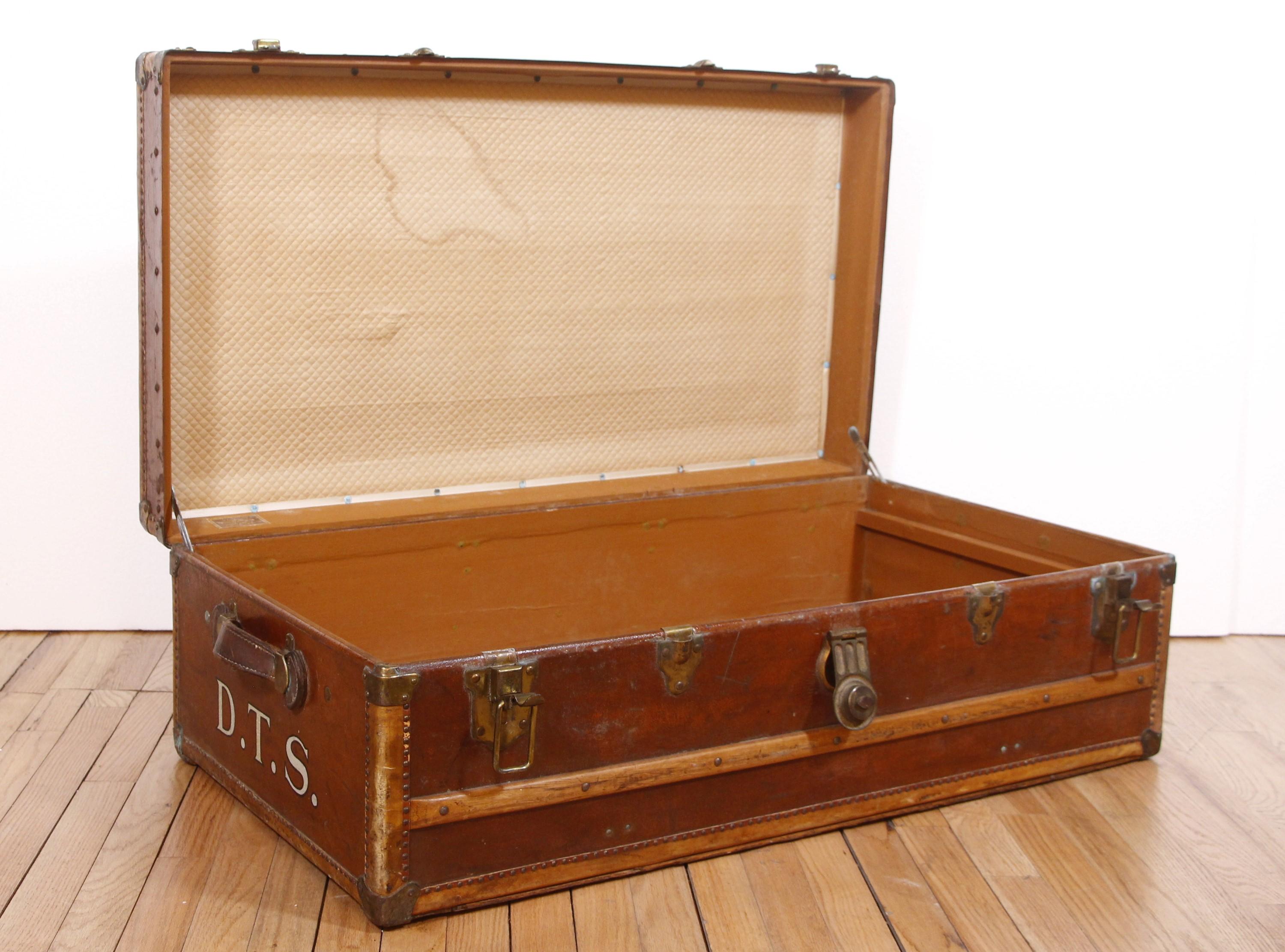 1900s Wood Trunk Luggage, Arthur Gilmore Inc. W/ Leather Handles In Good Condition In New York, NY