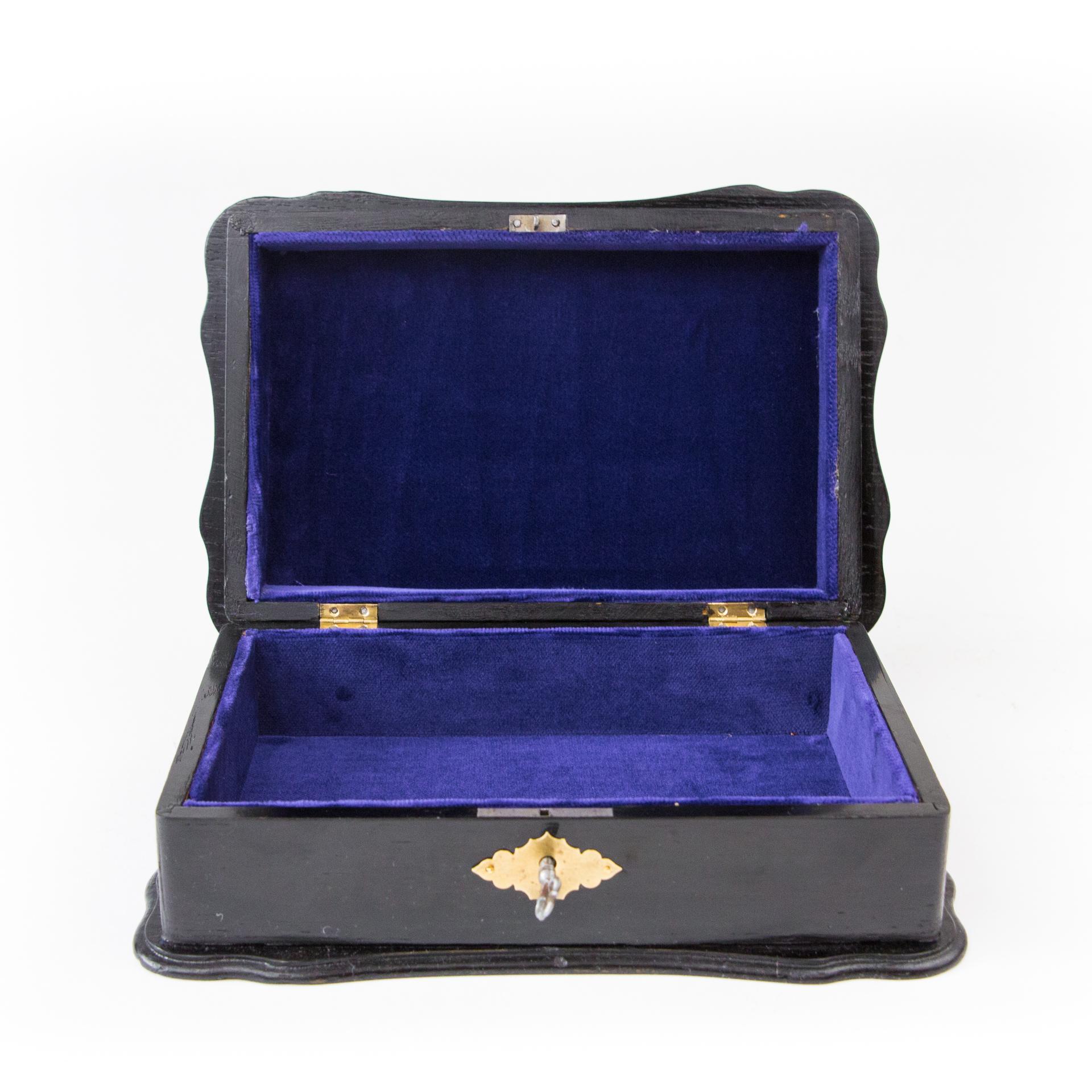 Appliqué 1900th Art Nouveau Jewelry Box with Application For Sale