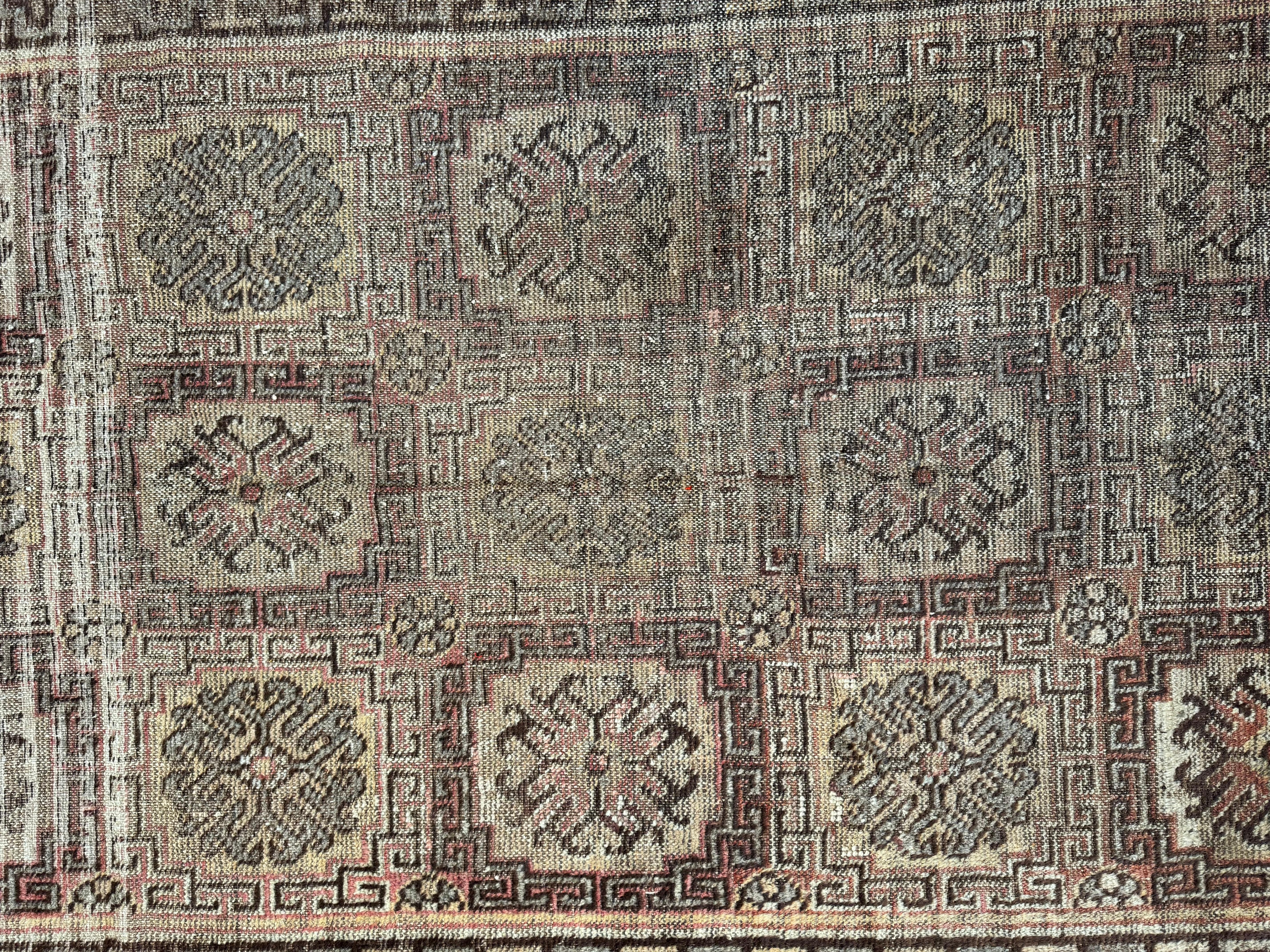 Dieser antike Samarkand-Teppich aus dem 19. Jahrhundert mit den Maßen 9,2' x 4,5' verleiht Ihrem Raum einen Hauch von Tradition. Das filigrane Design und die satten Farbtöne fügen sich nahtlos in jede amerikanische Einrichtung ein und bieten eine