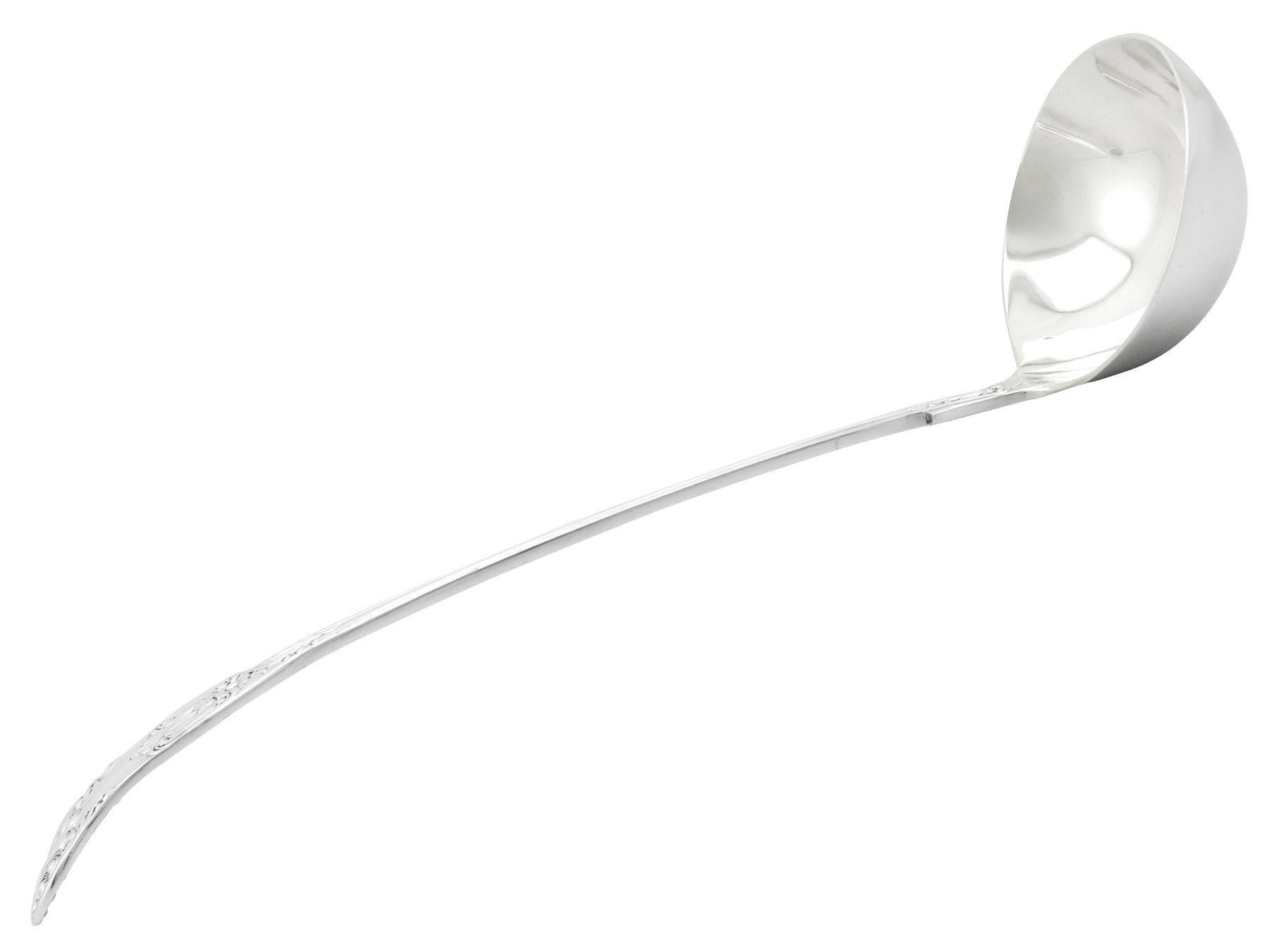 Excepcional, fino e impresionante cucharón sopero antiguo de plata de ley inglesa de la época eduardiana con motivo de la Reina; una adición a nuestra colección de cubertería de plata.

Este excepcional cucharón sopero de plata de ley de la época