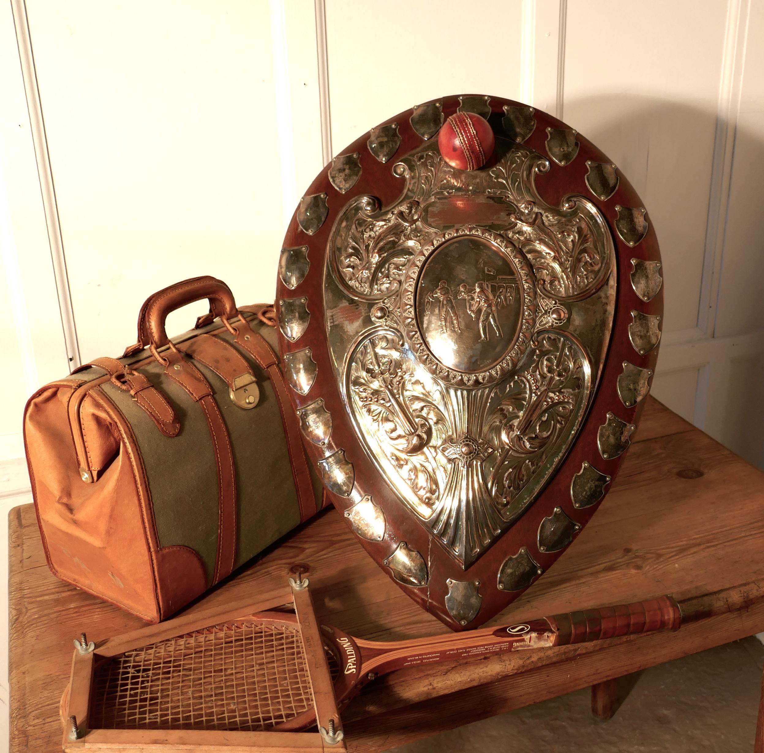 Jugendstil Cricket-Trophäenschild im Jugendstil, von Walker Hall and Sons, 1901  im Zustand „Gut“ im Angebot in Chillerton, Isle of Wight