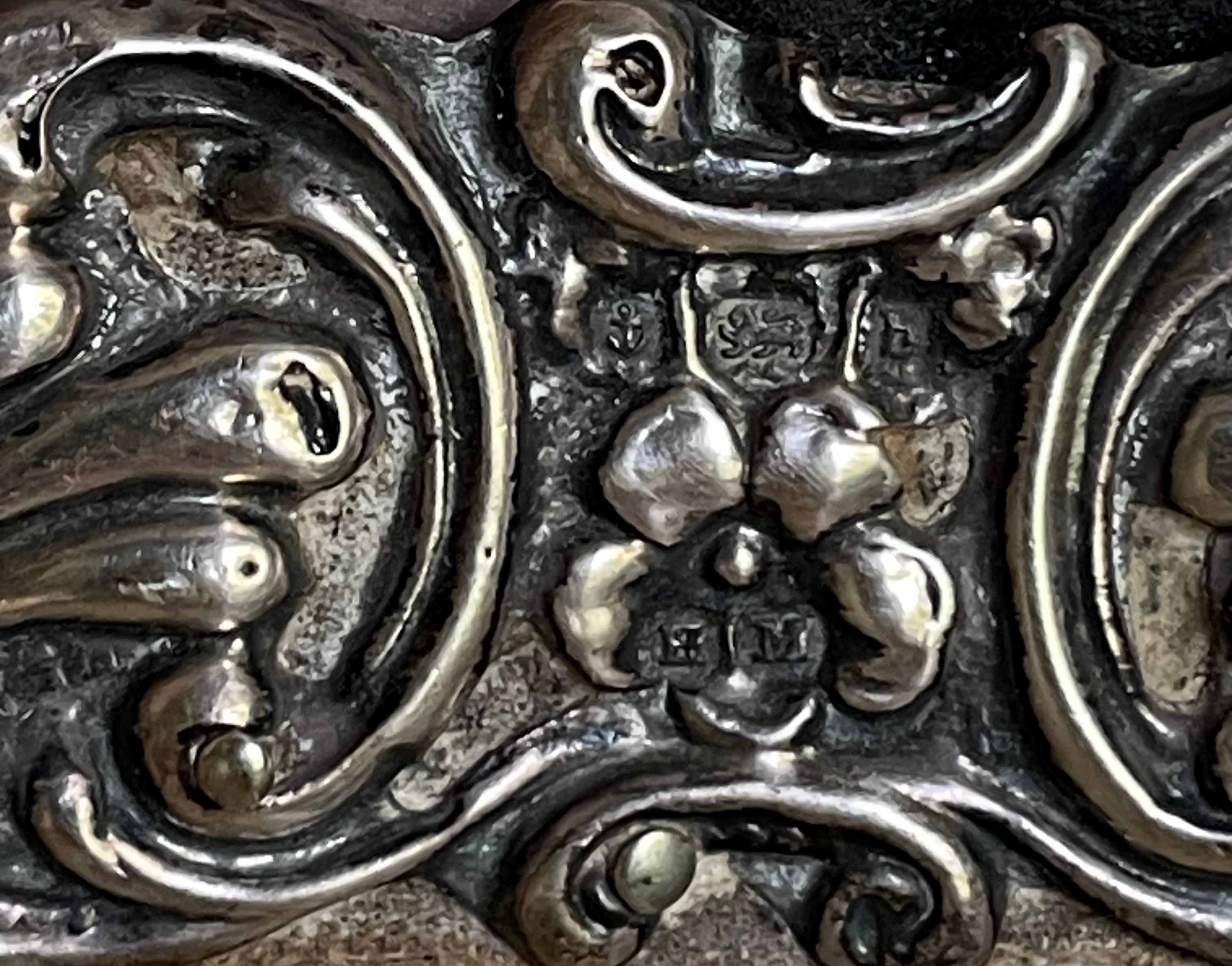 1901 Birmingham Mint Sterling Silver Desk Top Picture Frame Embossed Design For Sale 4