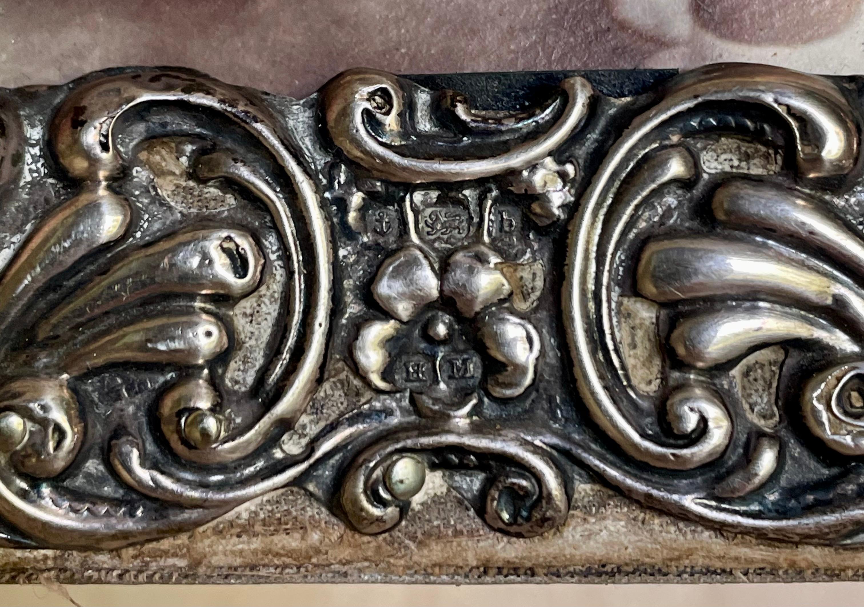 1901 Birmingham Mint Sterling Silver Desk Top Picture Frame Embossed Design For Sale 5