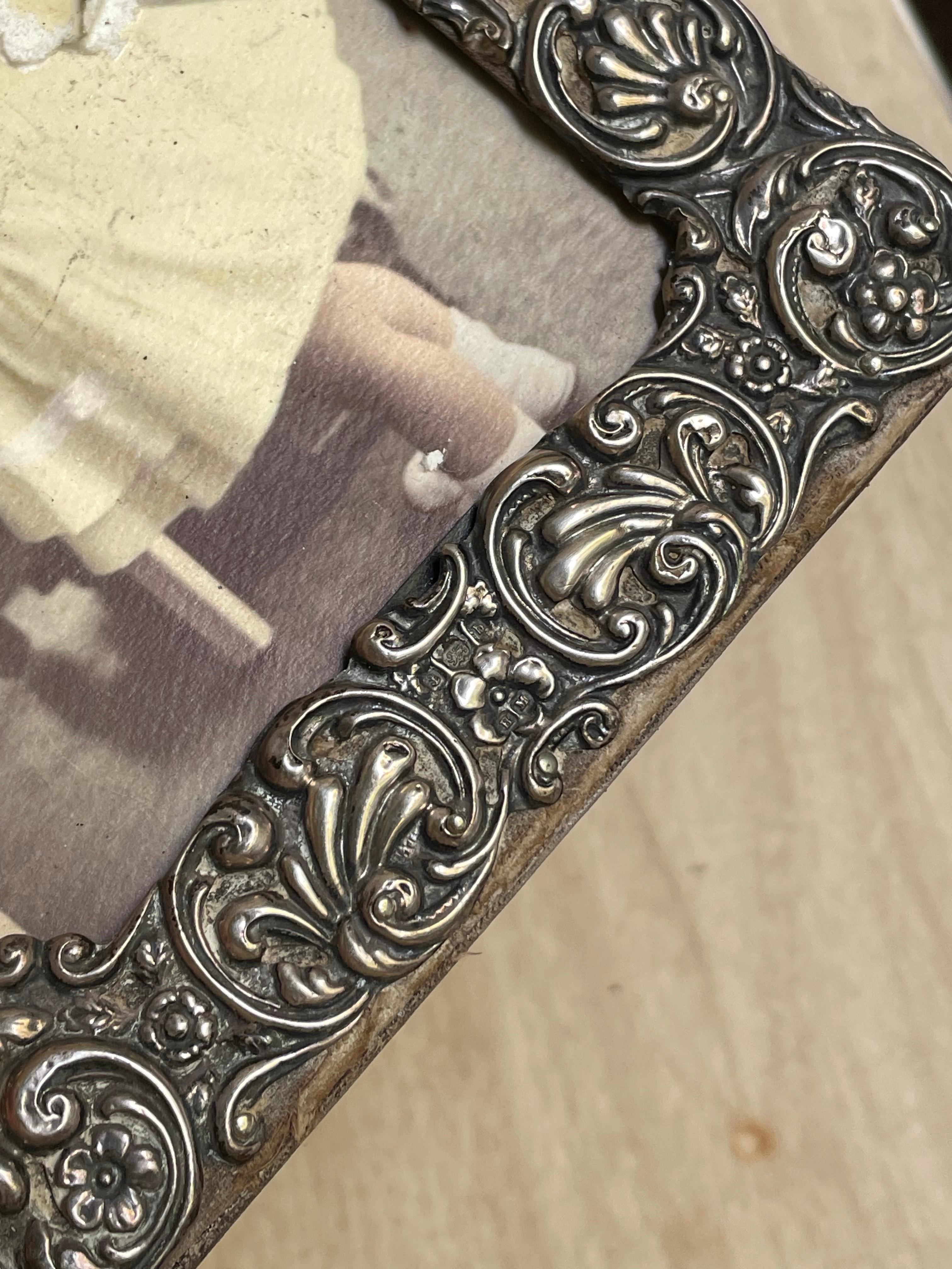 1901 Birmingham Mint Sterling Silver Desk Top Picture Frame Embossed Design For Sale 2
