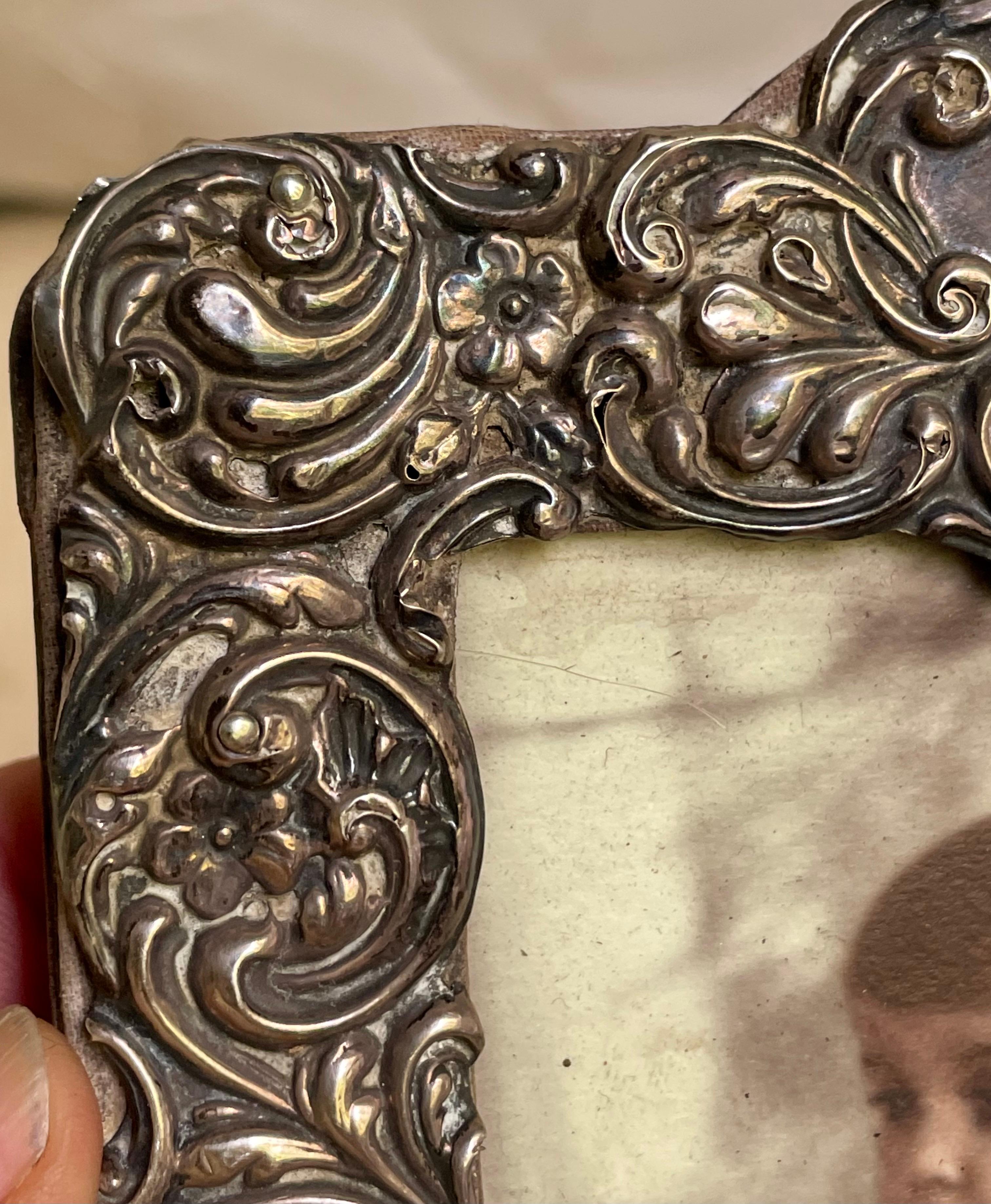 1901 Birmingham Mint Sterling Silver Desk Top Picture Frame Embossed Design For Sale 3