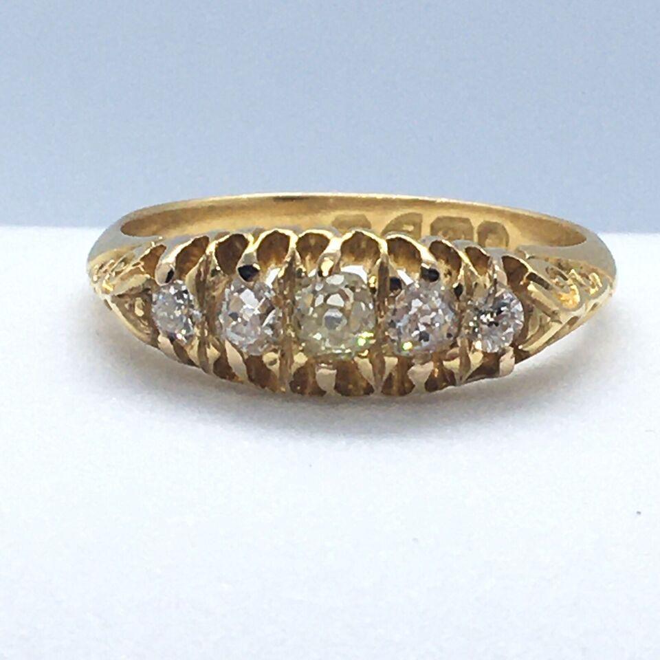 1901 British 18K Yellow Gold Filigree Carving 1/2 Carat TDW Diamond Ring In Excellent Condition For Sale In Santa Monica, CA