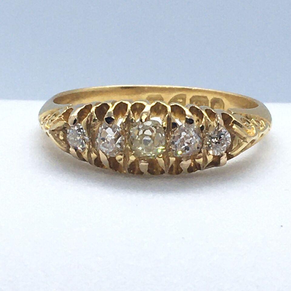 1901 British 18K Yellow Gold Filigree Carving 1/2 Carat TDW Diamond Ring In Excellent Condition For Sale In Los Angeles, CA