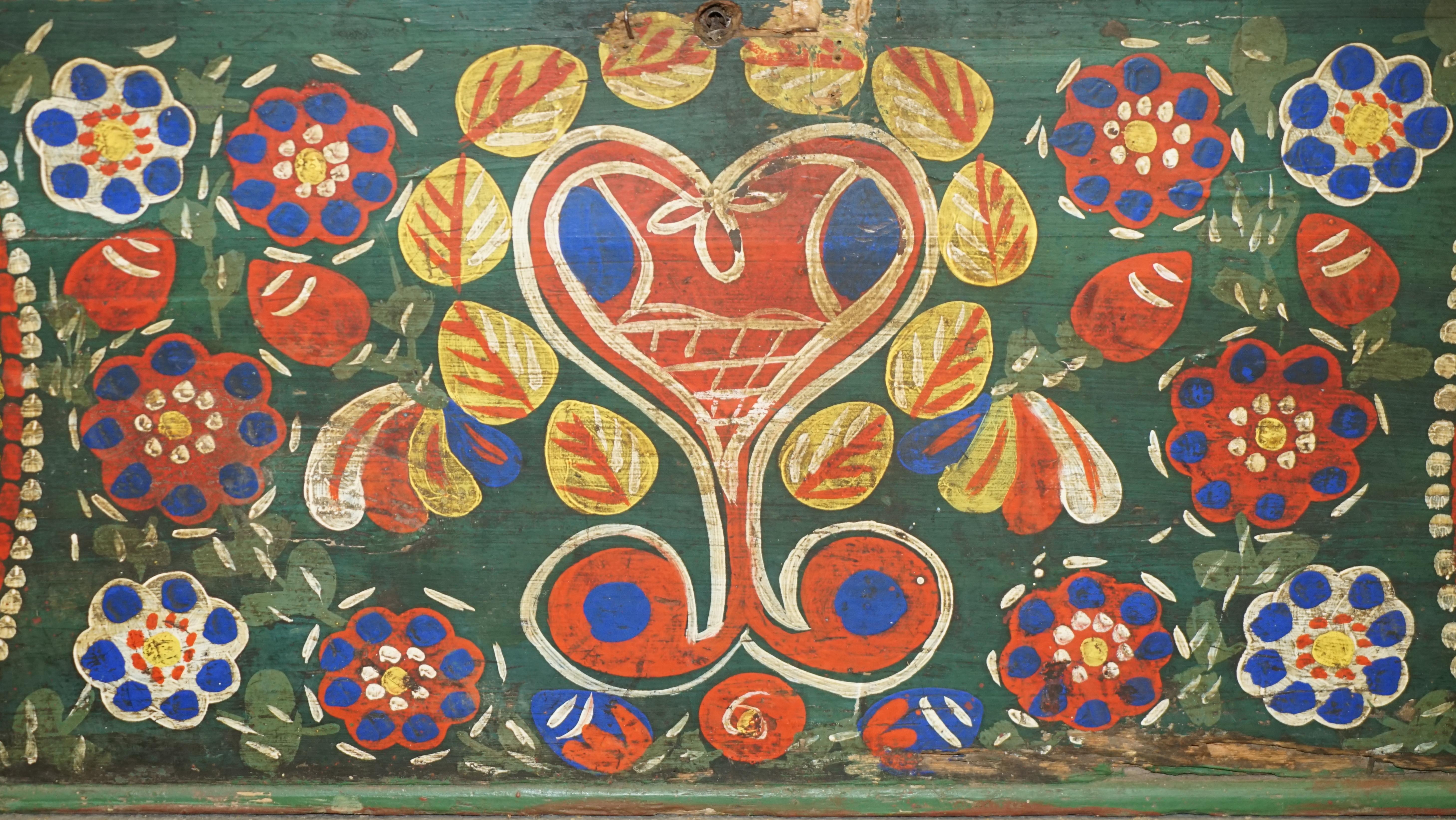 Édouardien 1901 Dated Love Heart Antique Original Paint Romanian Blanket Chest Coffer Trunk en vente