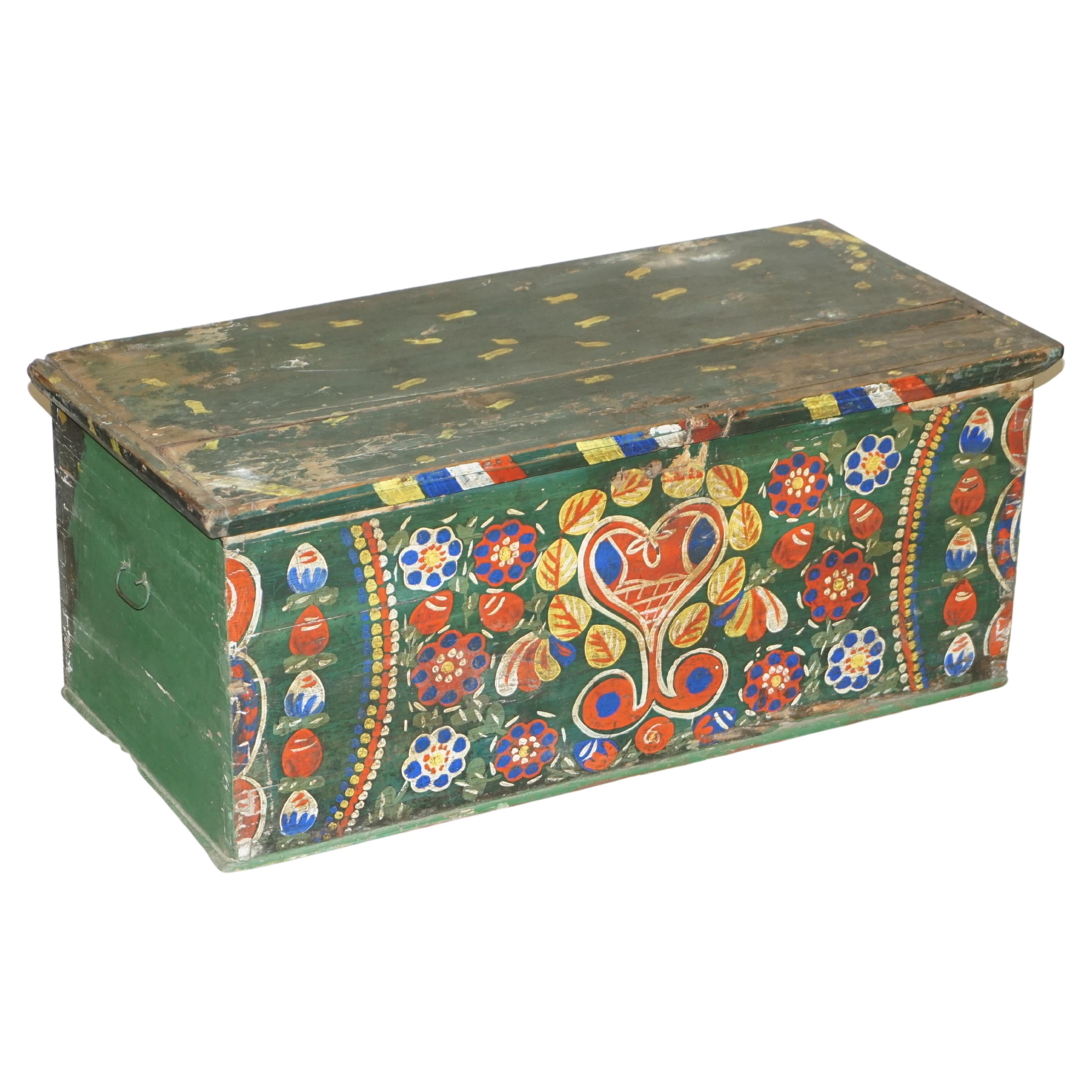 1901 Dated Love Heart Antique Original Paint Romanian Blanket Chest Coffer Trunk en vente