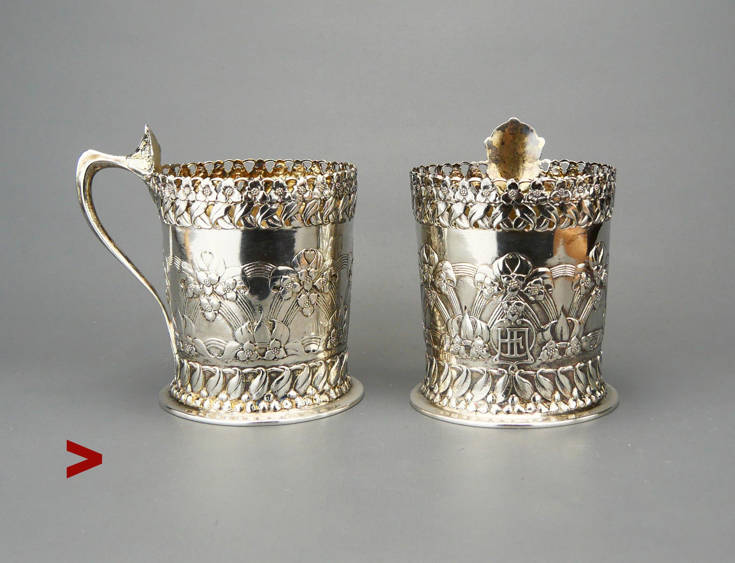 Una coppia di meravigliosi  Portabicchieri da tè svedesi in argento dorato del primo periodo Art Nouveau realizzati a Stoccolma  presso il laboratorio di  C & G.  Hallberg è uno dei migliori produttori di argento svedese. Da notare il monogramma del