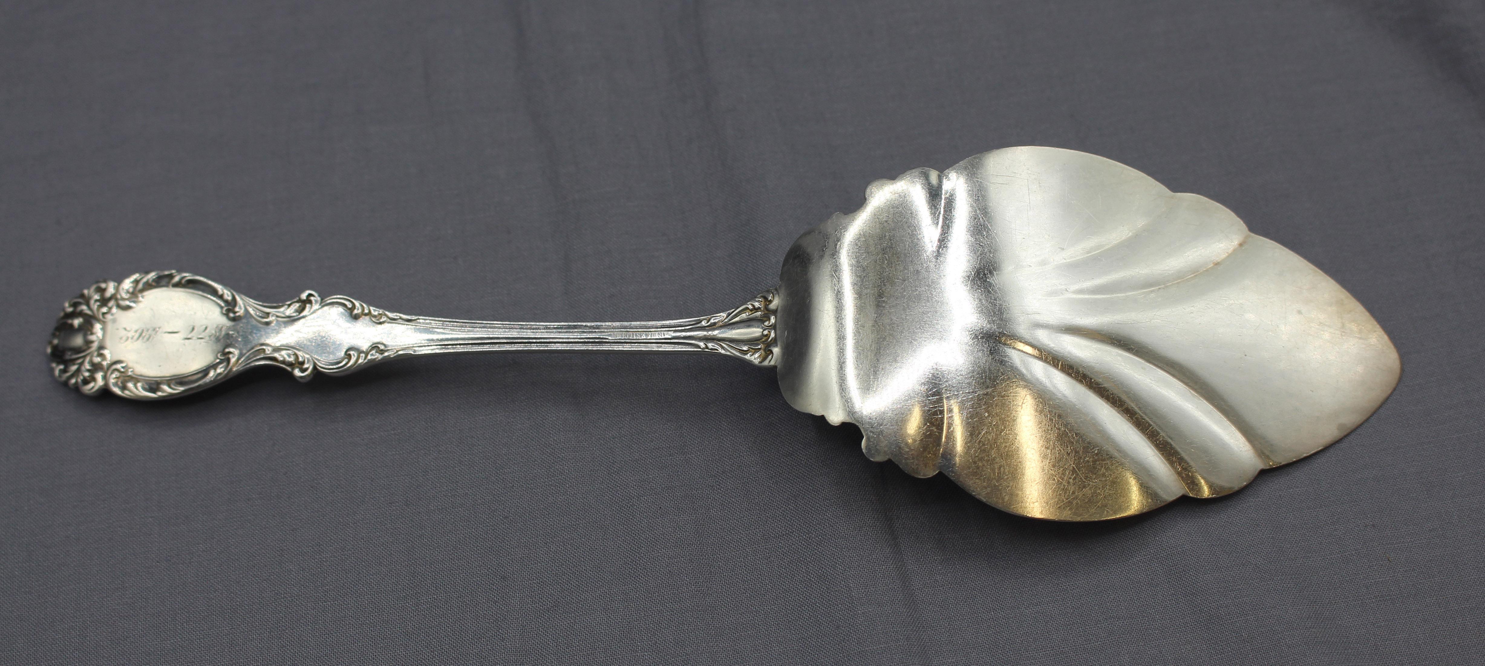 1902 sterling silver pie server, Lucerne by Wallace. Monogram & 1877-1902 inscription - a gift of a silver wedding anniversary. Wallace Silversmiths, 
