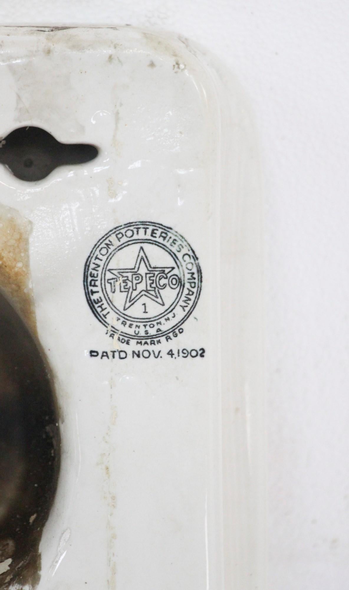 Bol de salle de bain ovale blanc antique à montage mural avec évier à décharge et récipient à savon déployant, 1902 1