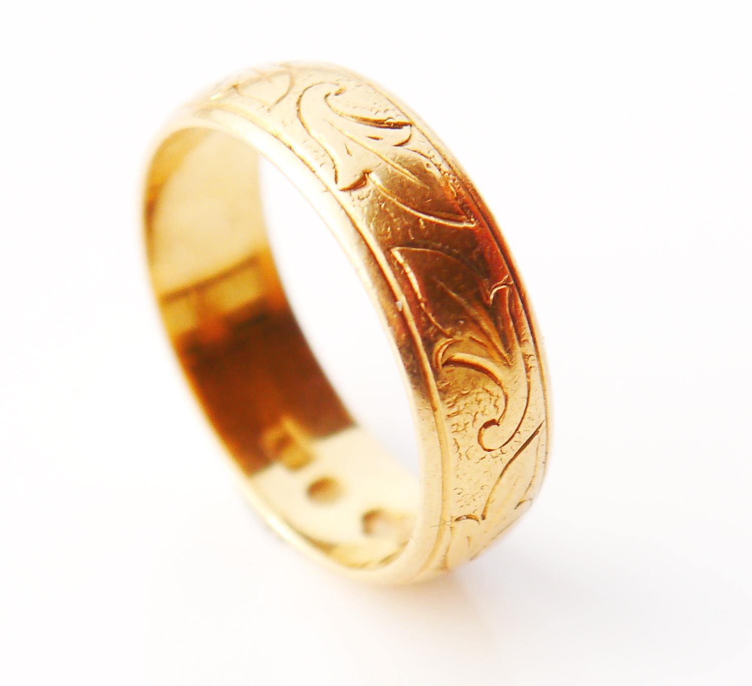  Old ring in solid 20K Yellow Gold. Hand - engraved contentious floral ornament on the band. Unisex type, if that's your size...
Made in Sweden. Hallmarked 20K. Unknown workshop ,city of Linköping. Year mark: Z6 / made in 1902.

The band  is 5.7 mm