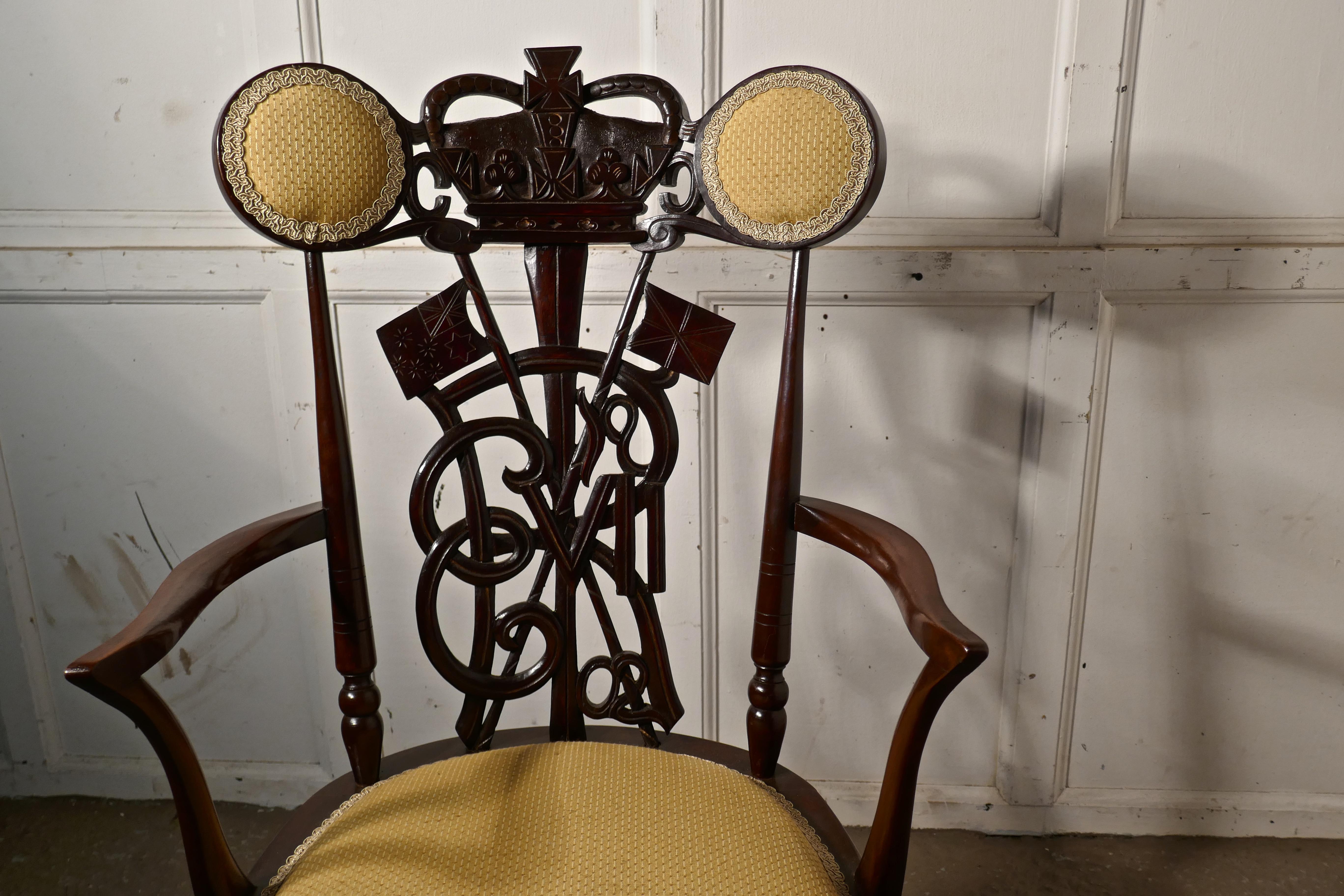chaise du trône du couronnement Edward VII de 1902 en acajou


Il s'agit d'une pièce superbement réalisée, fabriquée pour célébrer le couronnement d'Édouard VII en 1902
La chaise est de style édouardien très typique avec un dossier sculpté