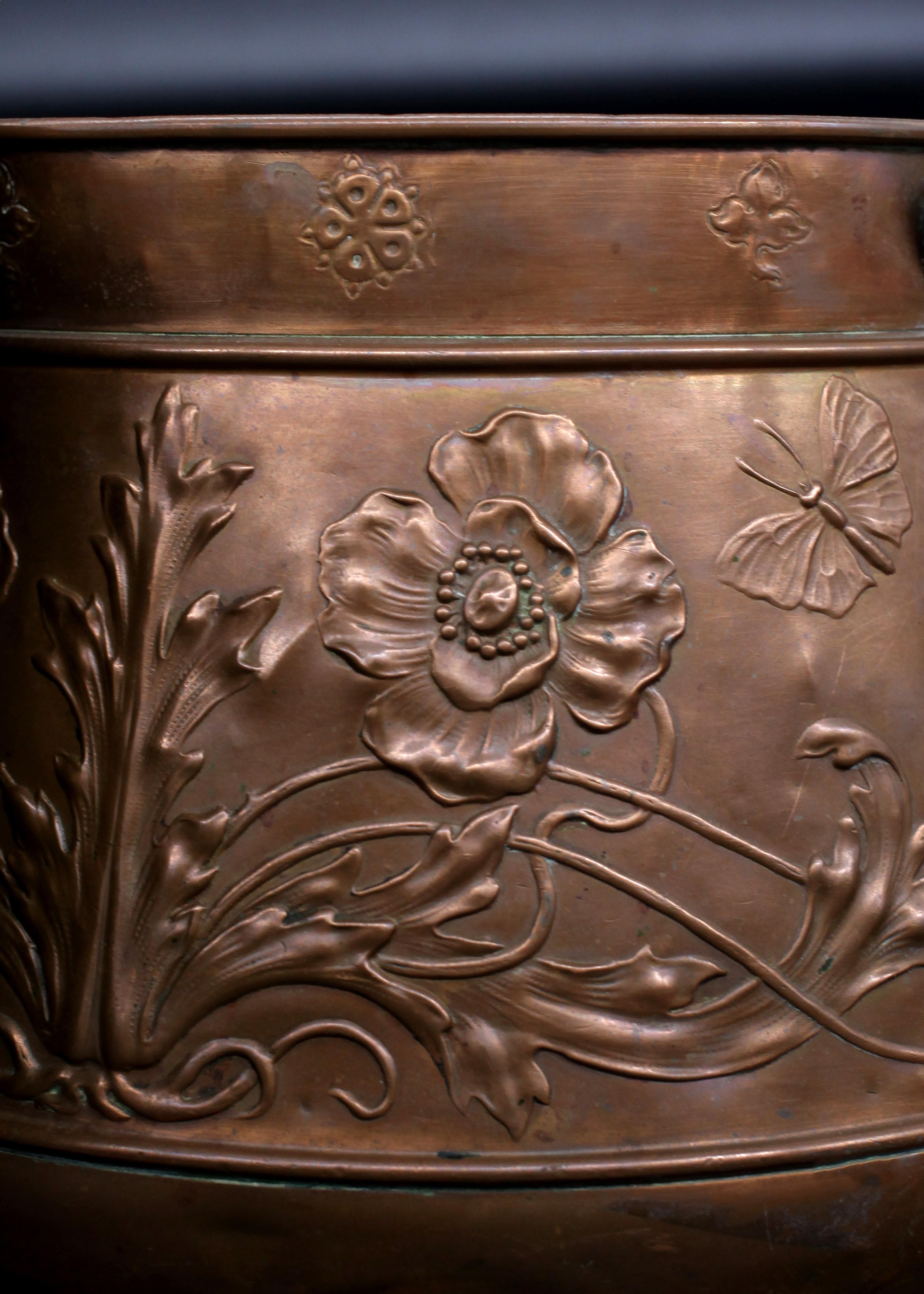 Bol à punch de présentation Jugendstil magnifiquement décoré. Le récipient est assez grand et possède un joli couvercle à fleur et des poignées de vigne détaillées. L'inscription est en allemand et se traduit ainsi : 