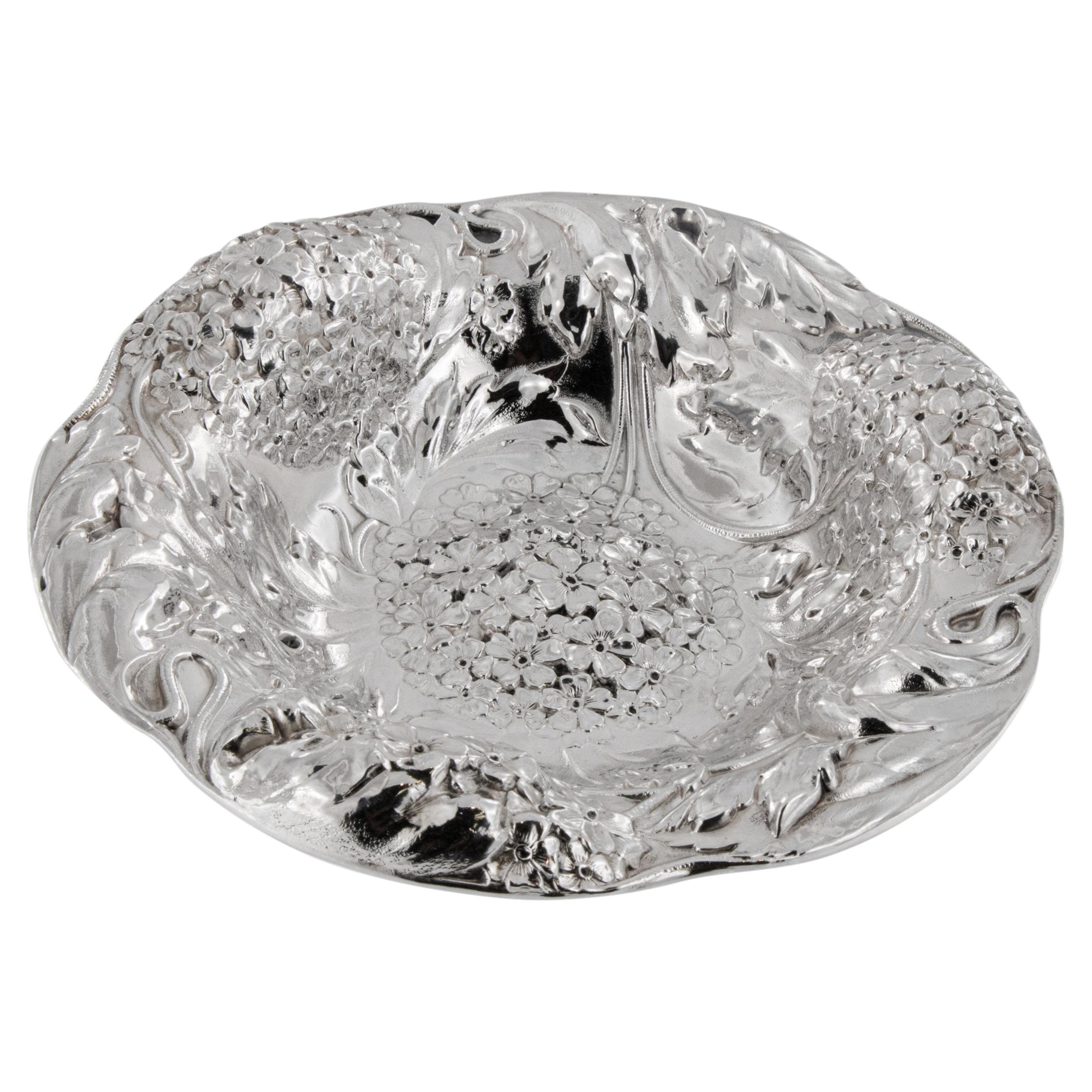 Bol en argent sterling repoussé Hydrangea Art Nouveau de 1903 par Alvin en vente